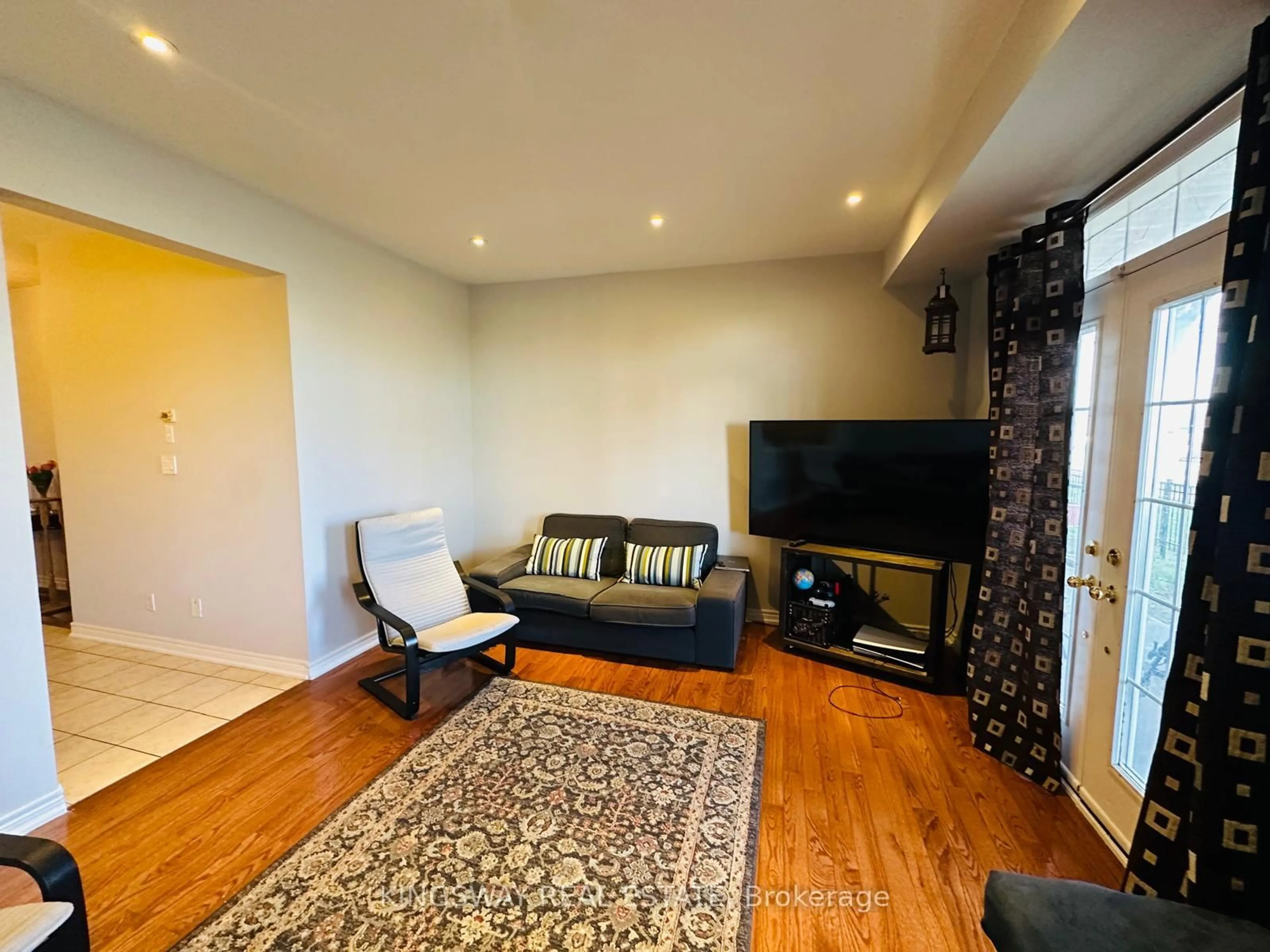 Living room with furniture, wood/laminate floor for 1015 Galesway Blvd #21, Mississauga Ontario L5V 0A8