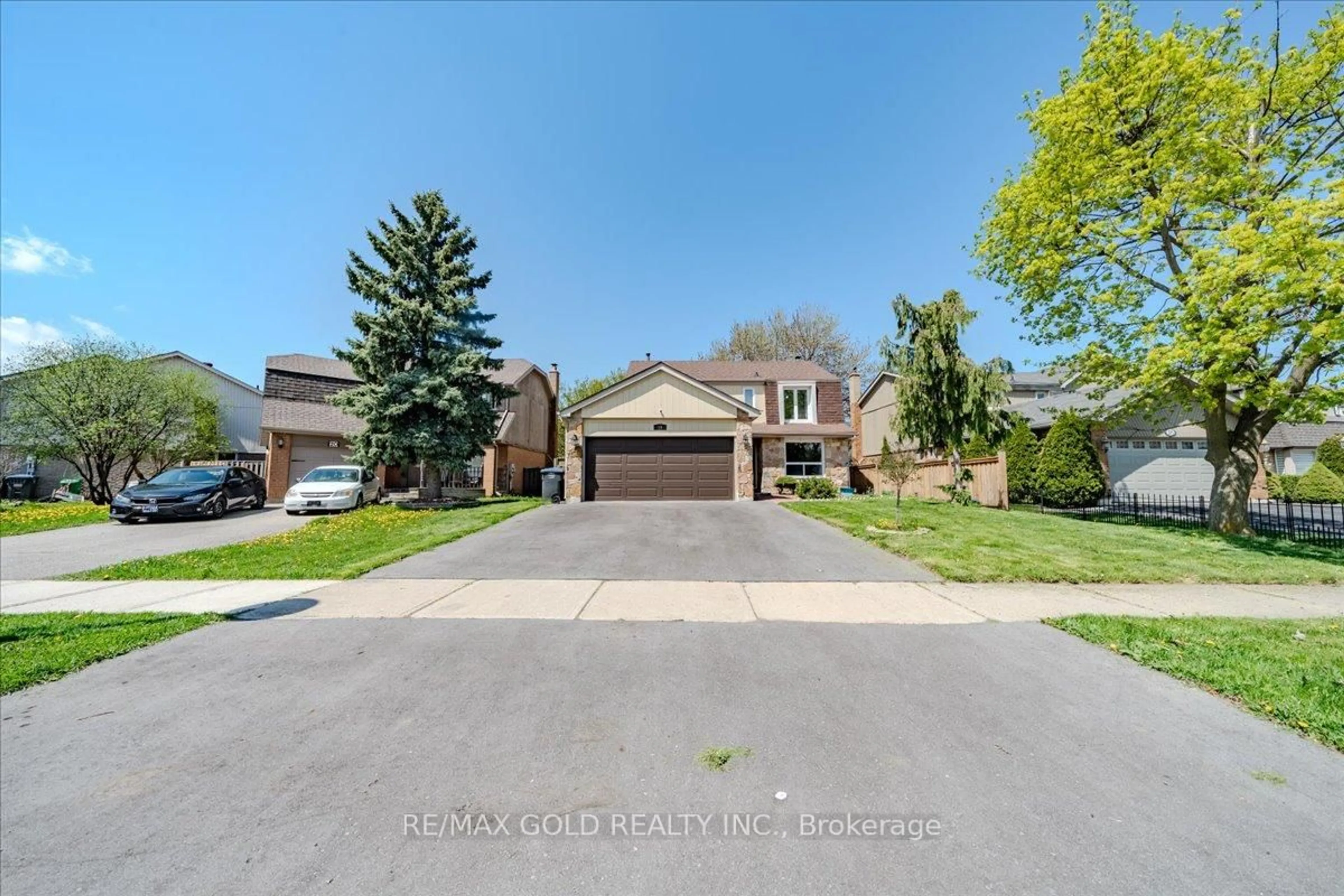 A pic from outside/outdoor area/front of a property/back of a property/a pic from drone, street for 18 Markham St, Brampton Ontario L6S 2X7