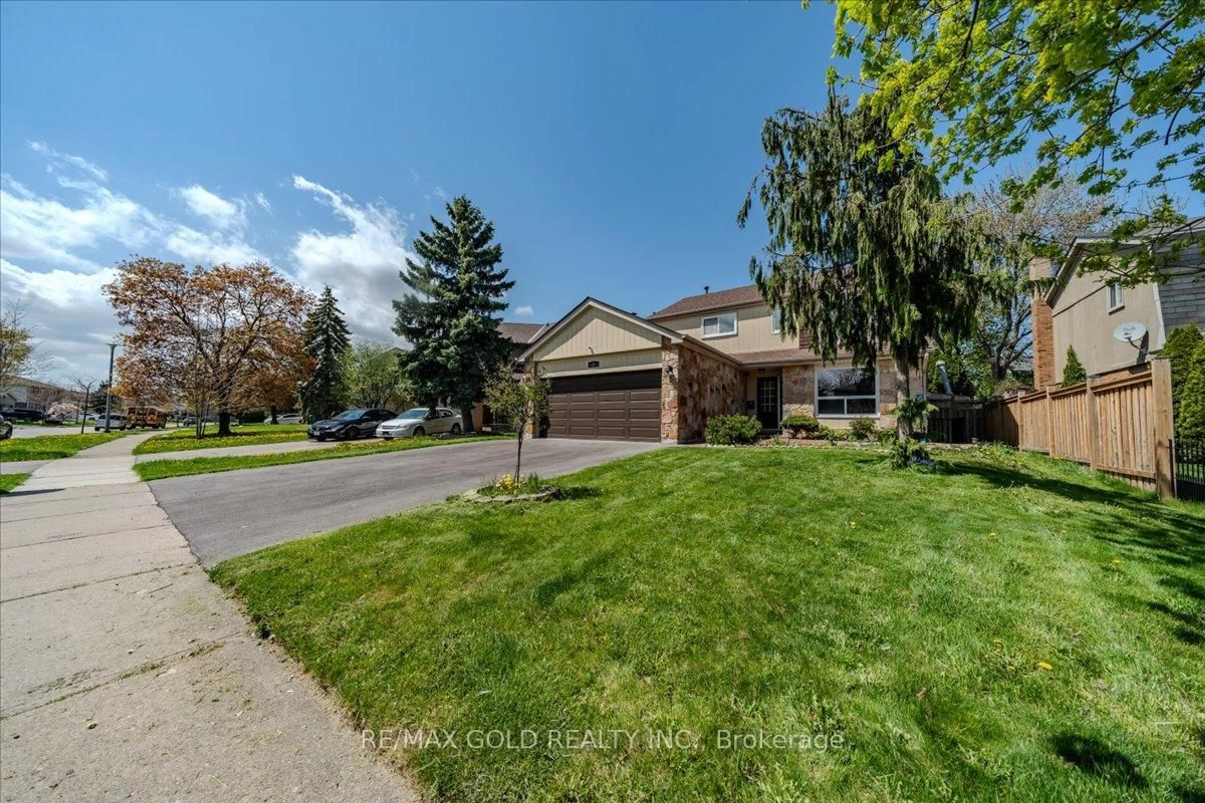 A pic from outside/outdoor area/front of a property/back of a property/a pic from drone, street for 18 Markham St, Brampton Ontario L6S 2X7