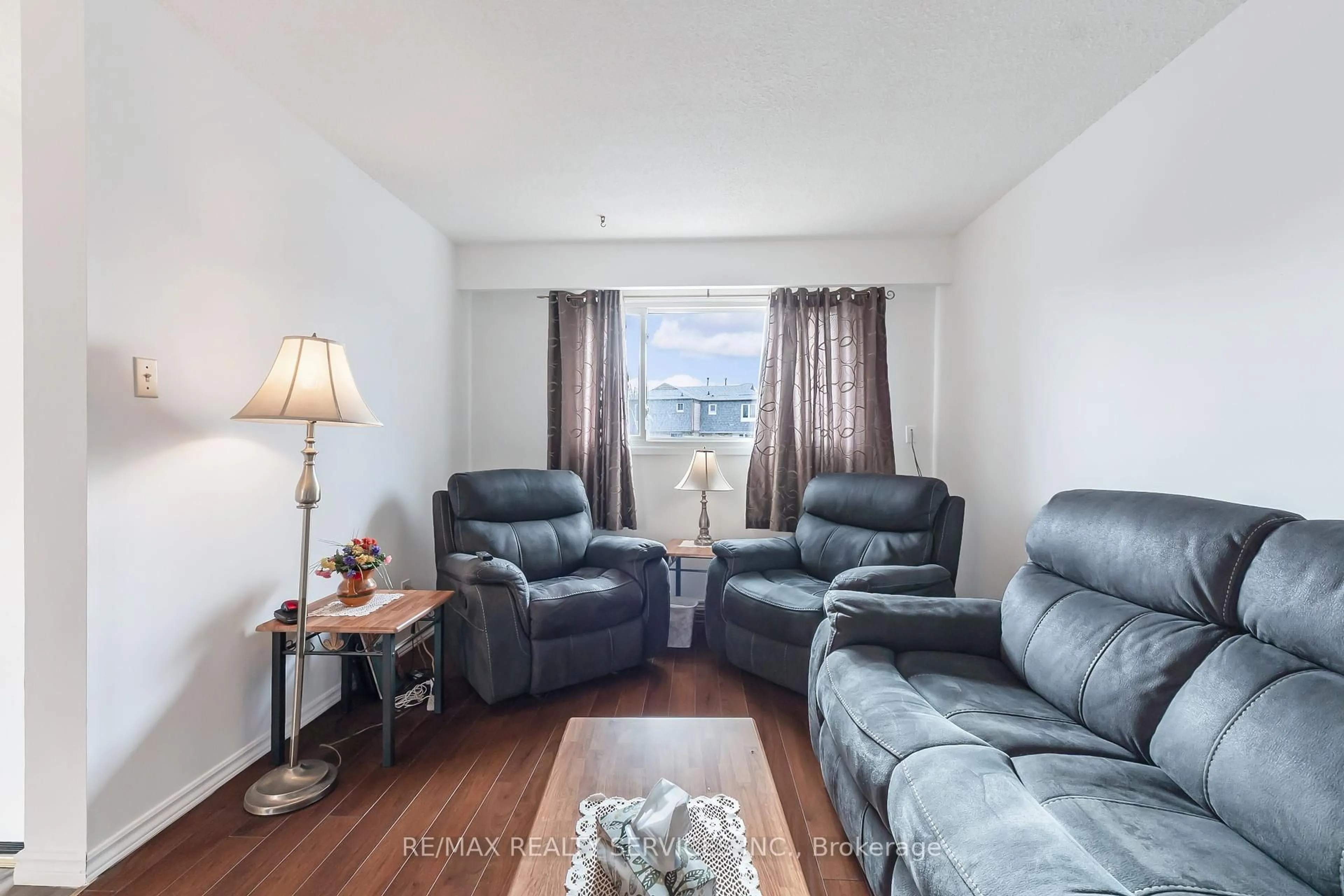 Living room with furniture, unknown for 58 Maraboo Crt, Brampton Ontario L6Z 1B4