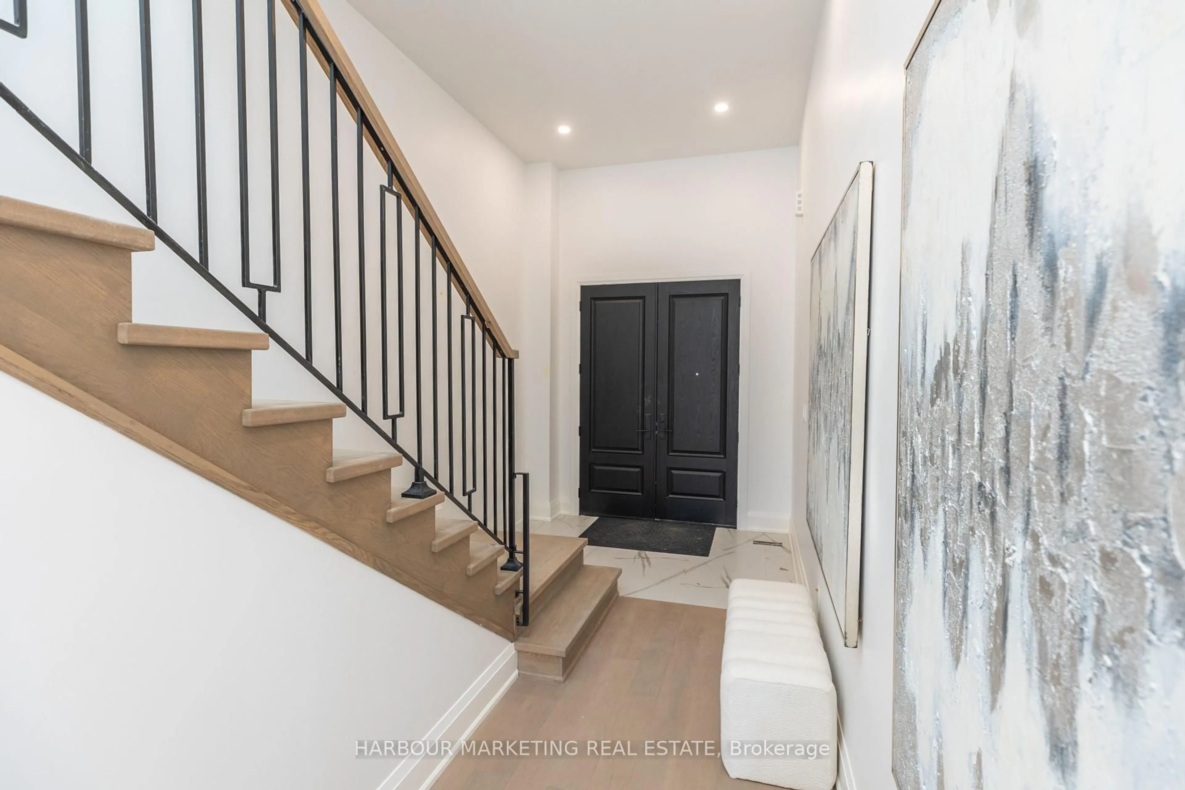 Indoor foyer for 6632 Harmony Hill, Mississauga Ontario L5W 1S6
