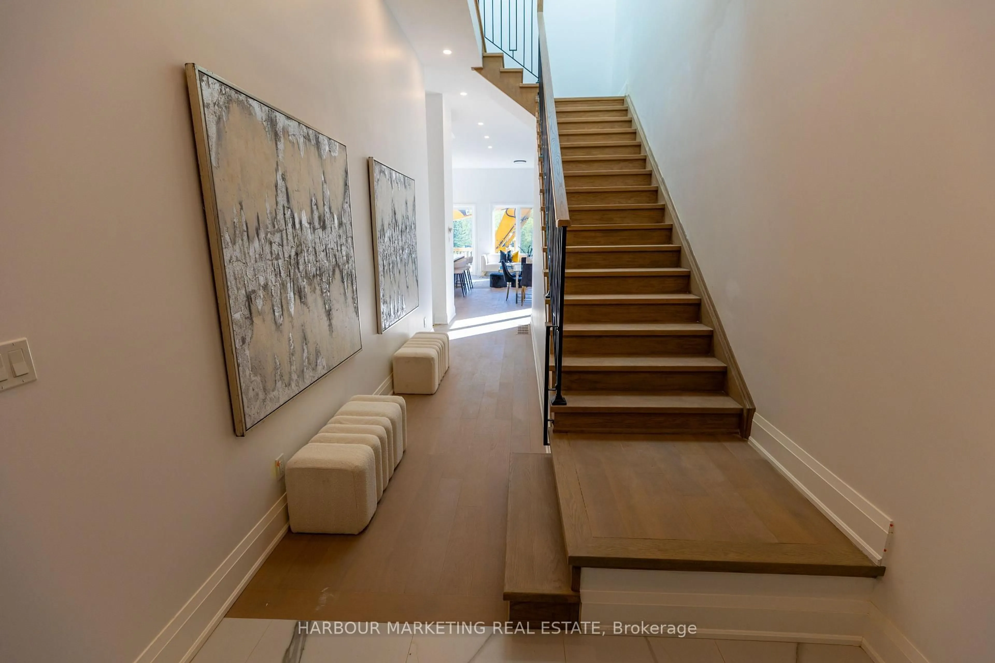 Indoor foyer for 6632 Harmony Hill, Mississauga Ontario L5W 1S6