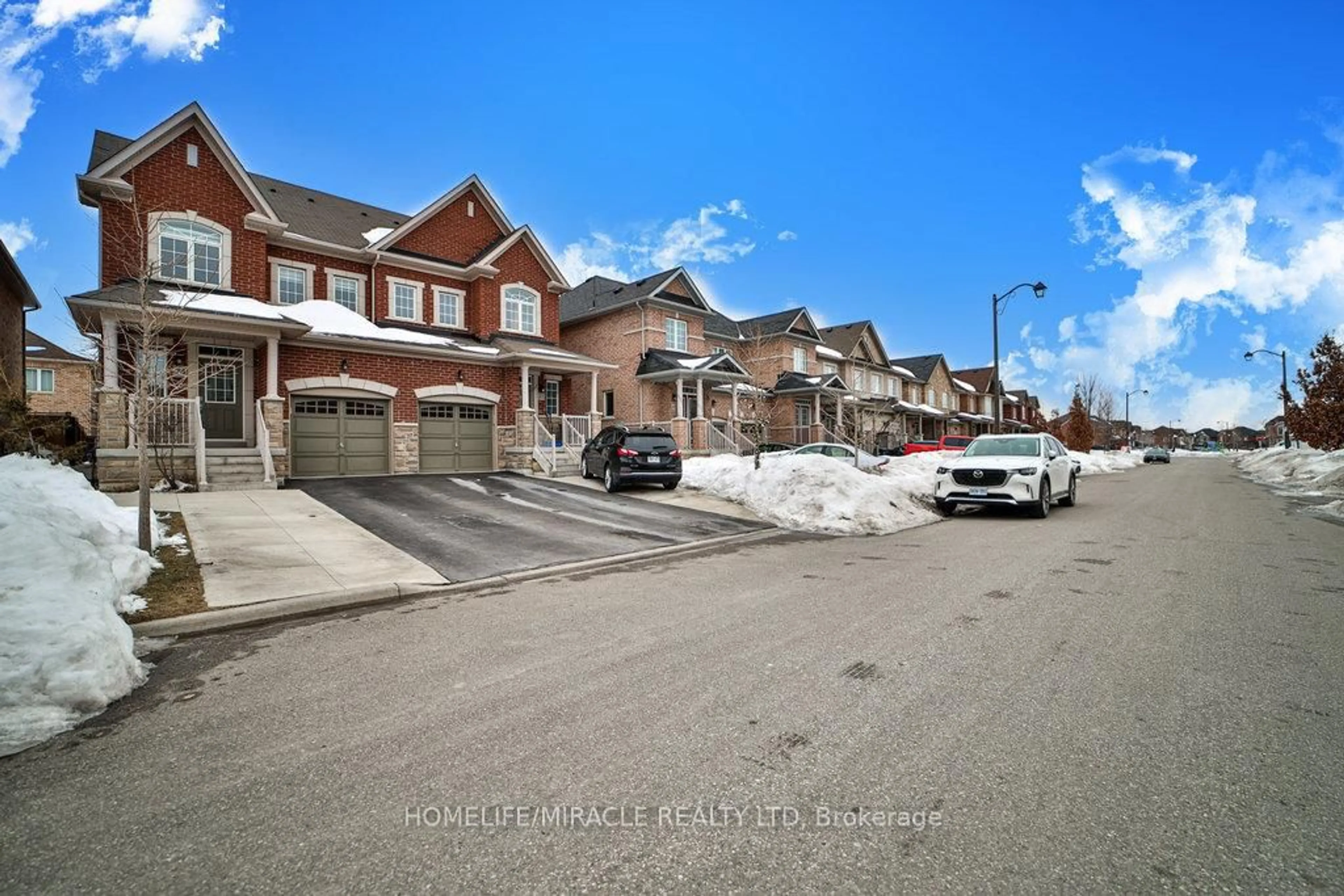 A pic from outside/outdoor area/front of a property/back of a property/a pic from drone, street for 24 Deer Ridge Tr, Caledon Ontario L7C 3Z6