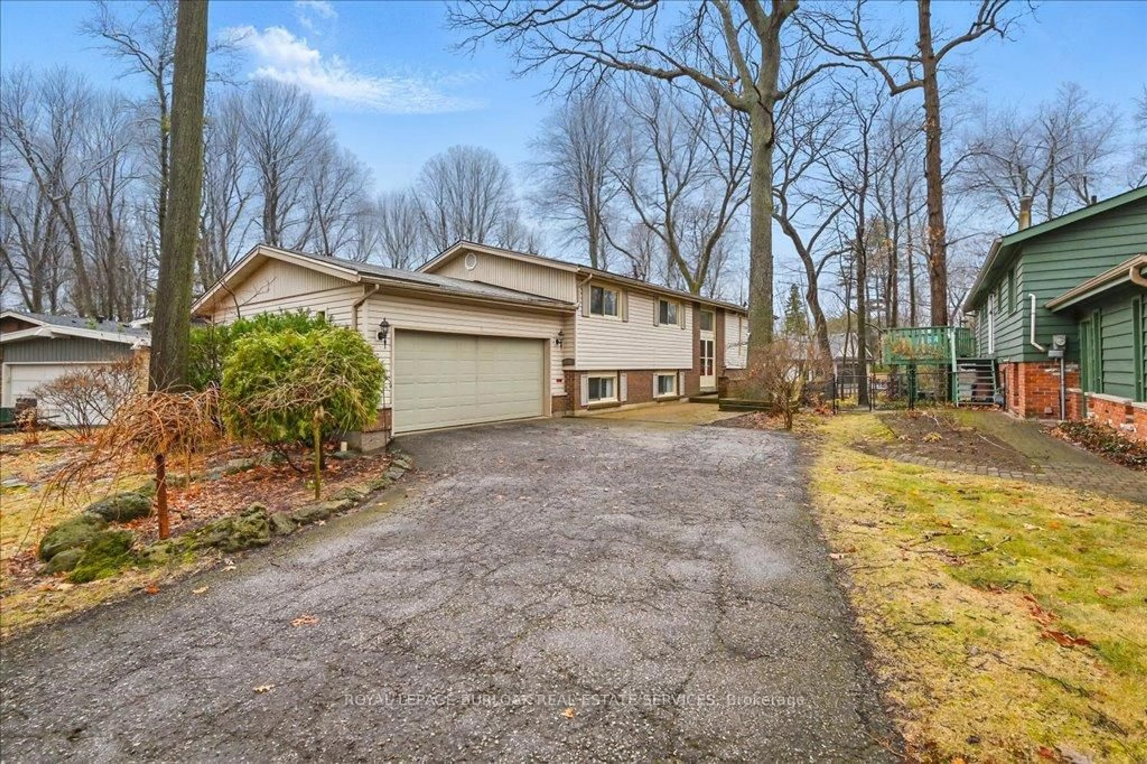 A pic from outside/outdoor area/front of a property/back of a property/a pic from drone, street for 768 King Rd, Burlington Ontario L7T 3K6