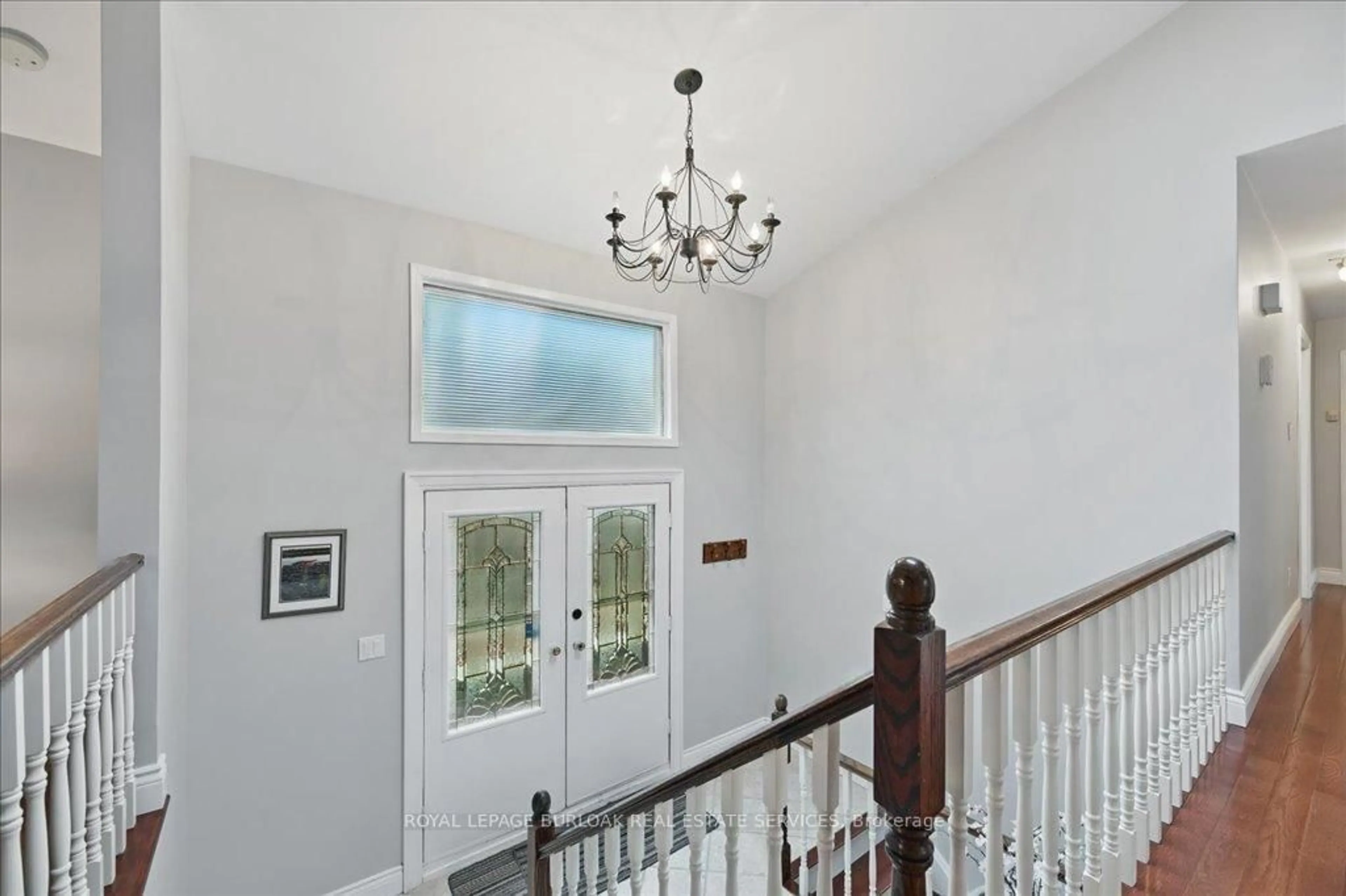 Indoor foyer for 768 King Rd, Burlington Ontario L7T 3K6