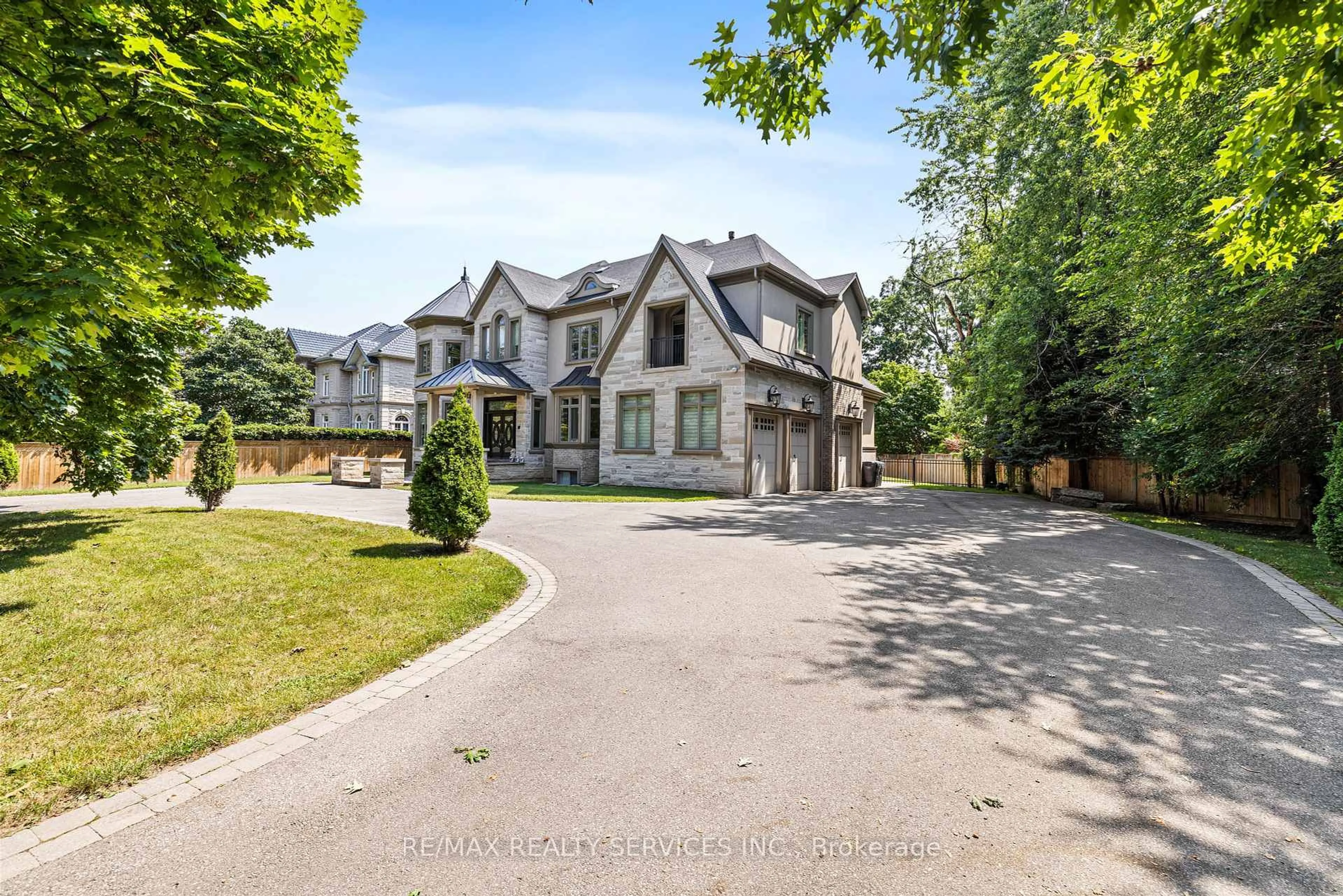 A pic from outside/outdoor area/front of a property/back of a property/a pic from drone, street for 2454 Mississauga Rd, Mississauga Ontario L5H 2L5