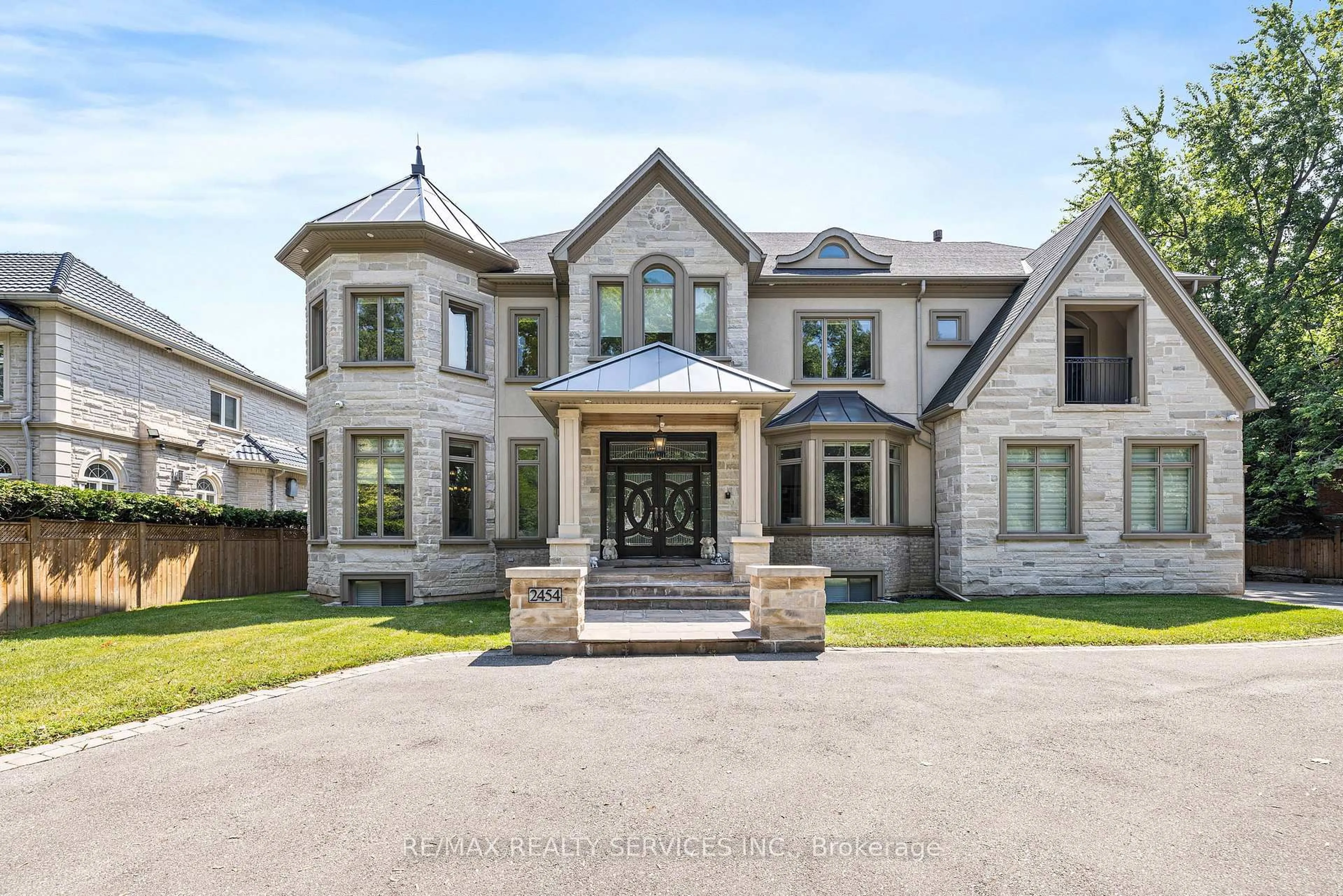 Home with brick exterior material, street for 2454 Mississauga Rd, Mississauga Ontario L5H 2L5