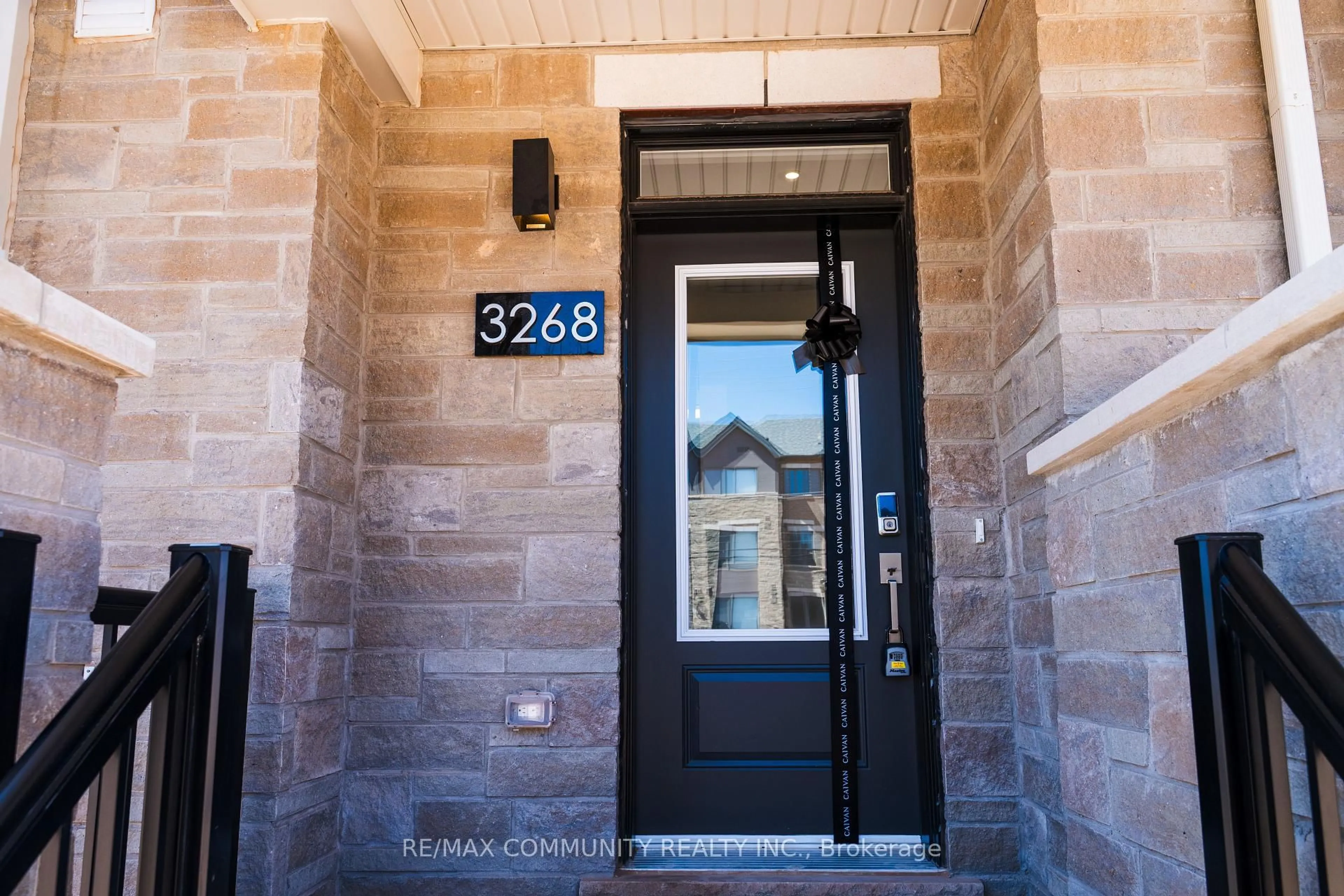 Indoor entryway for 3268 Sixth Line, Oakville Ontario L6M 5S9