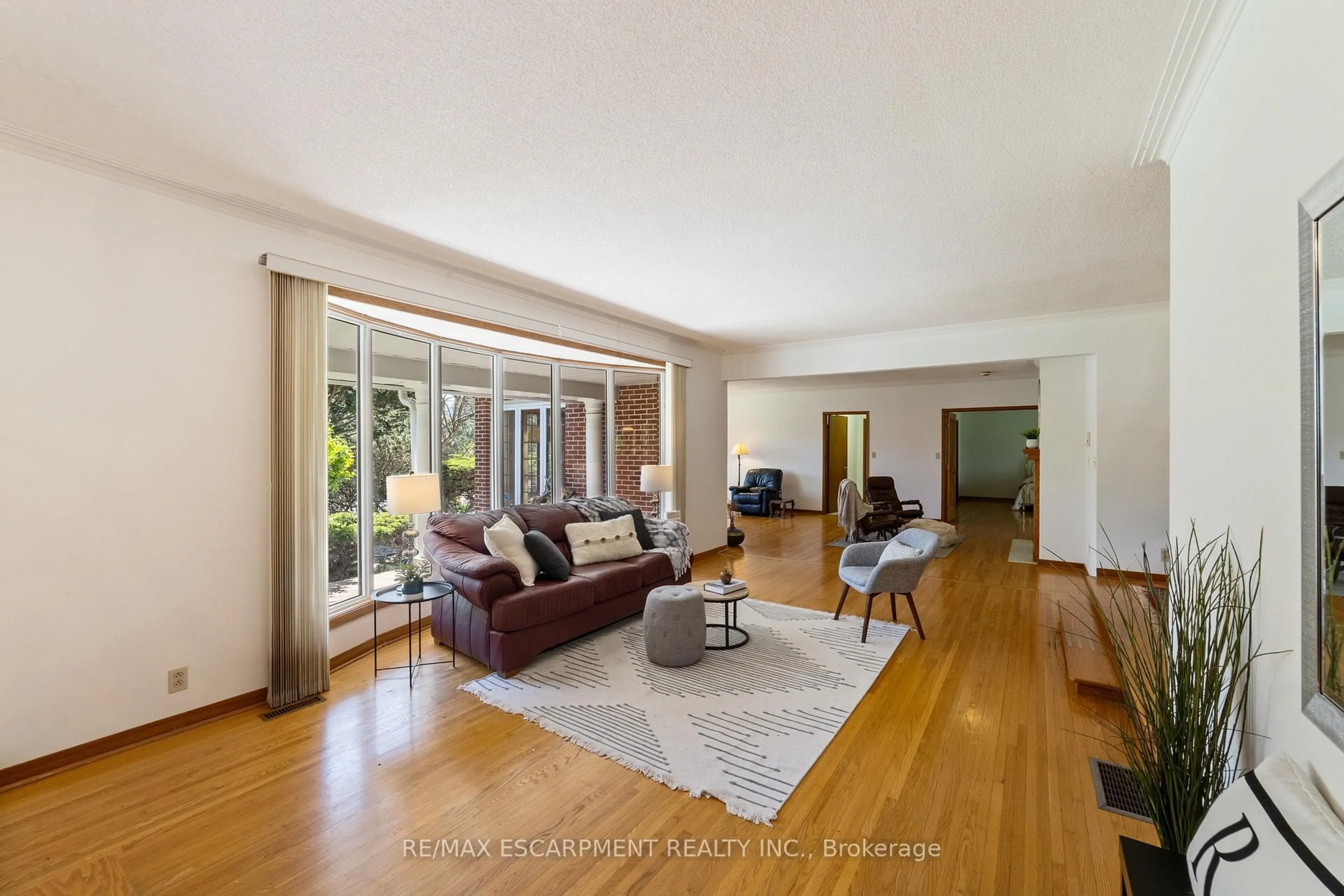 Living room with furniture, unknown for 1411 Beaufort Dr, Burlington Ontario L7P 4V8