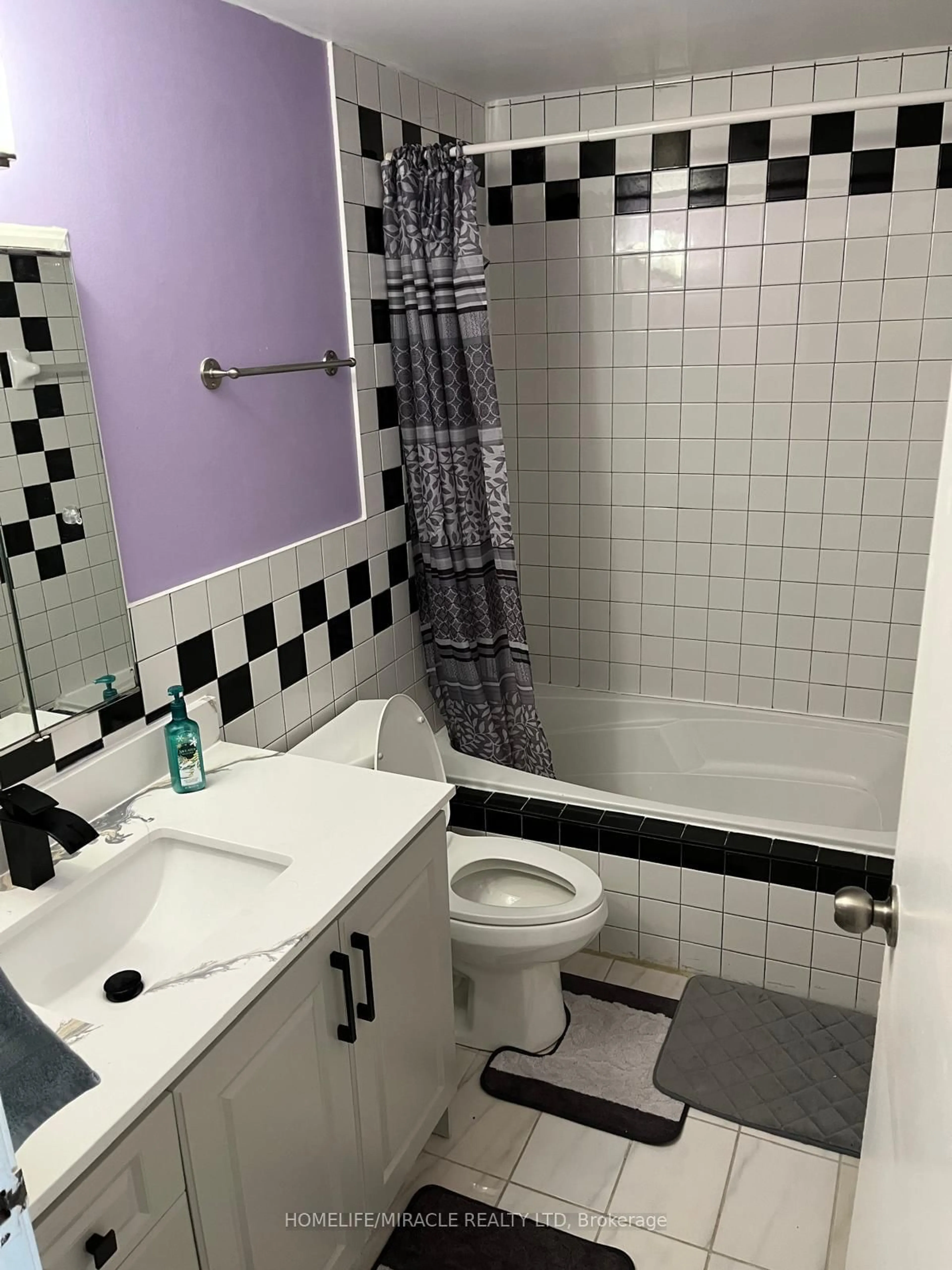 Standard bathroom, ceramic/tile floor for 20 Macallum Crt, Brampton Ontario L6Z 3M4