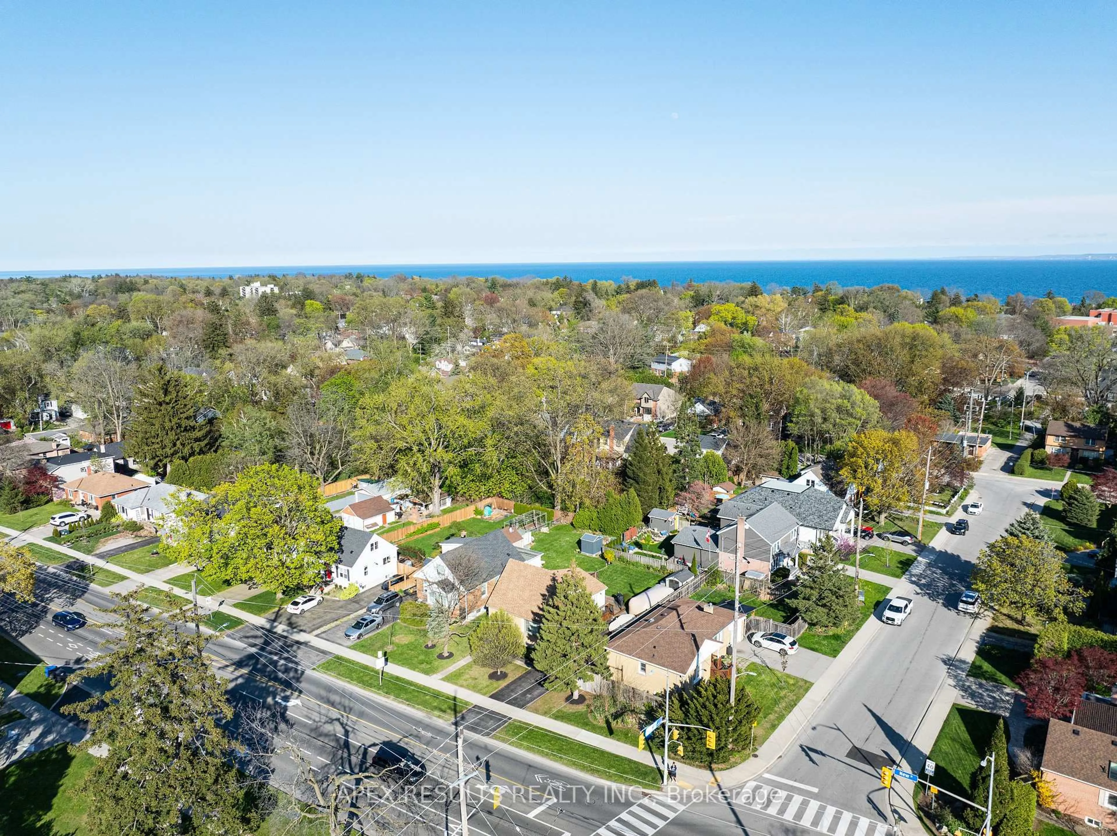 A pic from outside/outdoor area/front of a property/back of a property/a pic from drone, unknown for 2260 New St, Burlington Ontario L7R 1J3