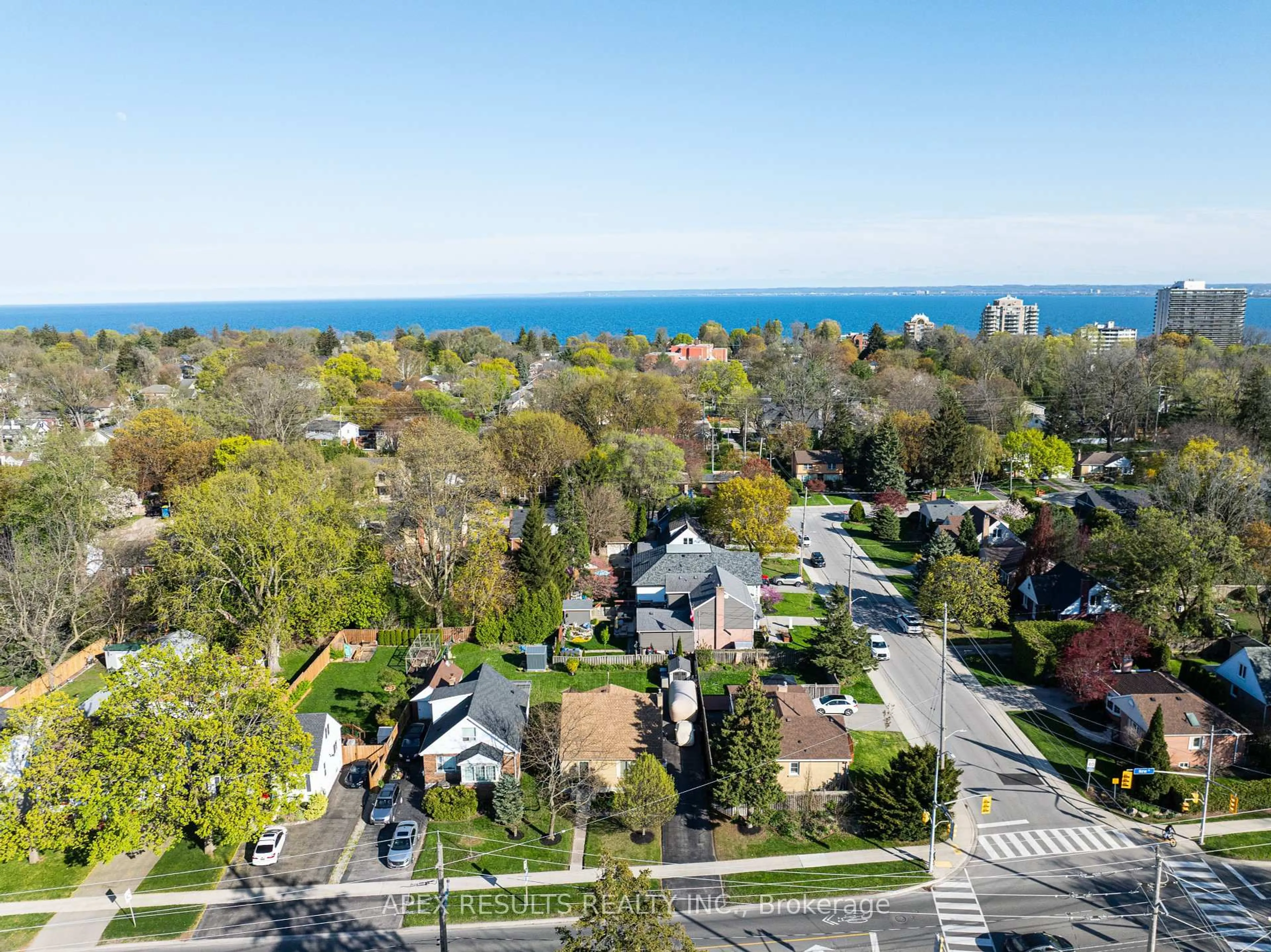 A pic from outside/outdoor area/front of a property/back of a property/a pic from drone, unknown for 2260 New St, Burlington Ontario L7R 1J3