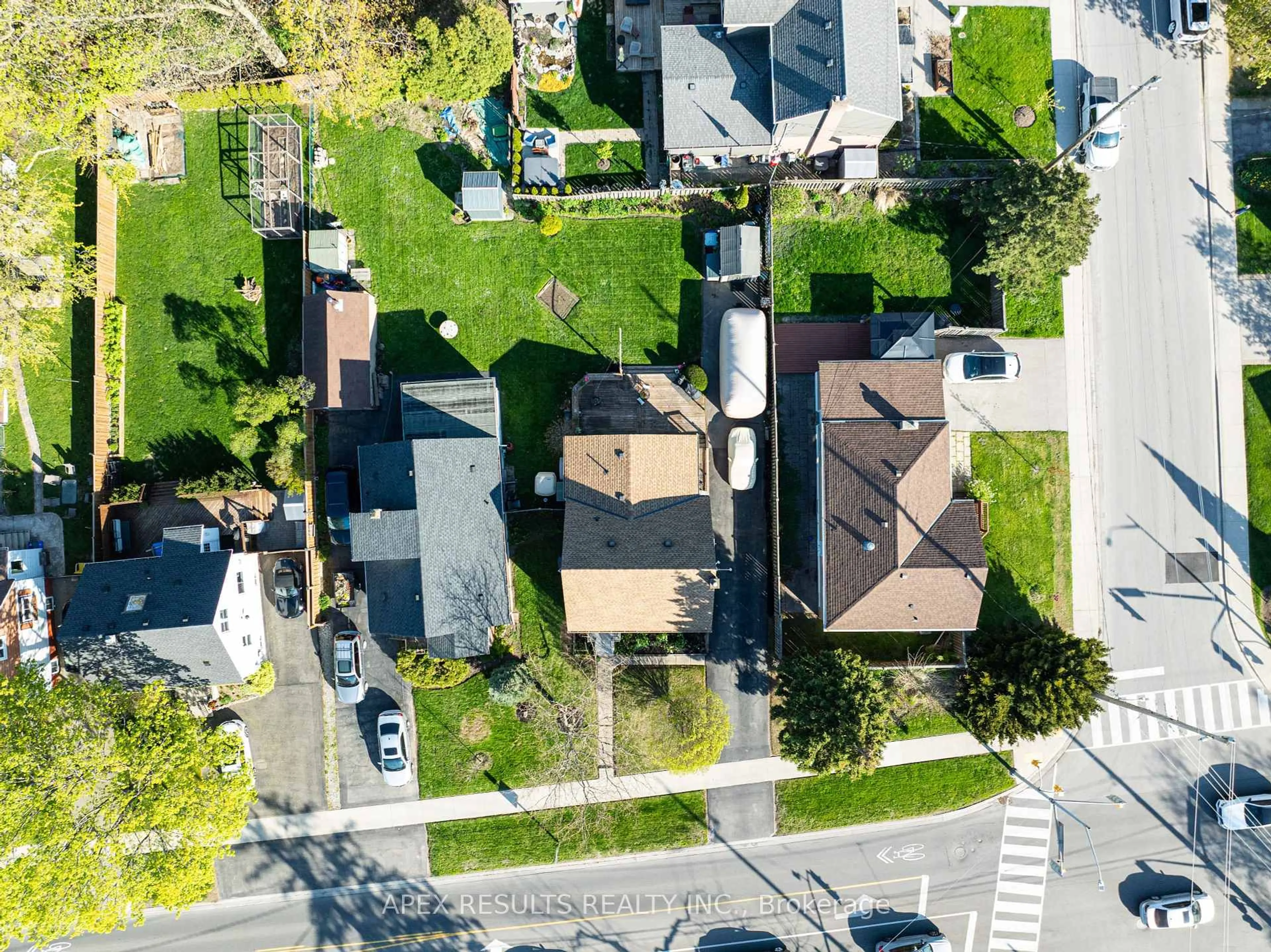 A pic from outside/outdoor area/front of a property/back of a property/a pic from drone, street for 2260 New St, Burlington Ontario L7R 1J3