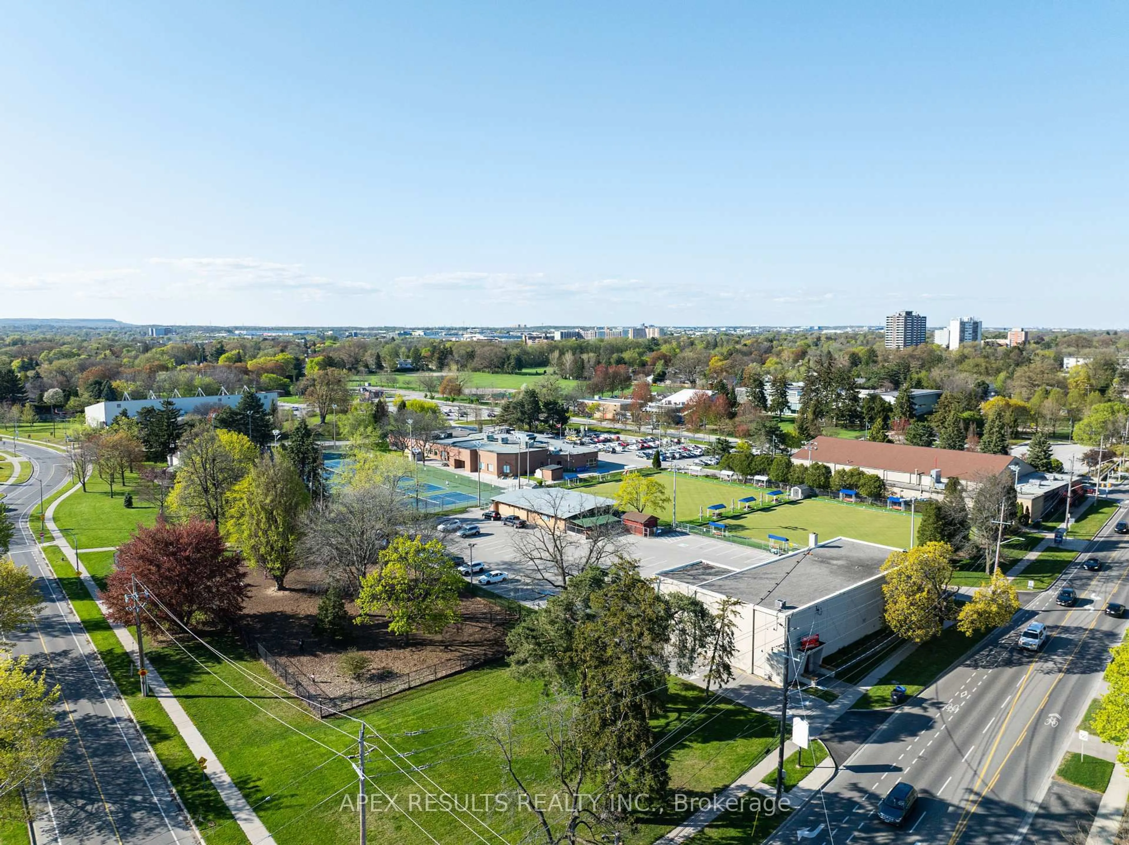 A pic from outside/outdoor area/front of a property/back of a property/a pic from drone, city buildings view from balcony for 2260 New St, Burlington Ontario L7R 1J3