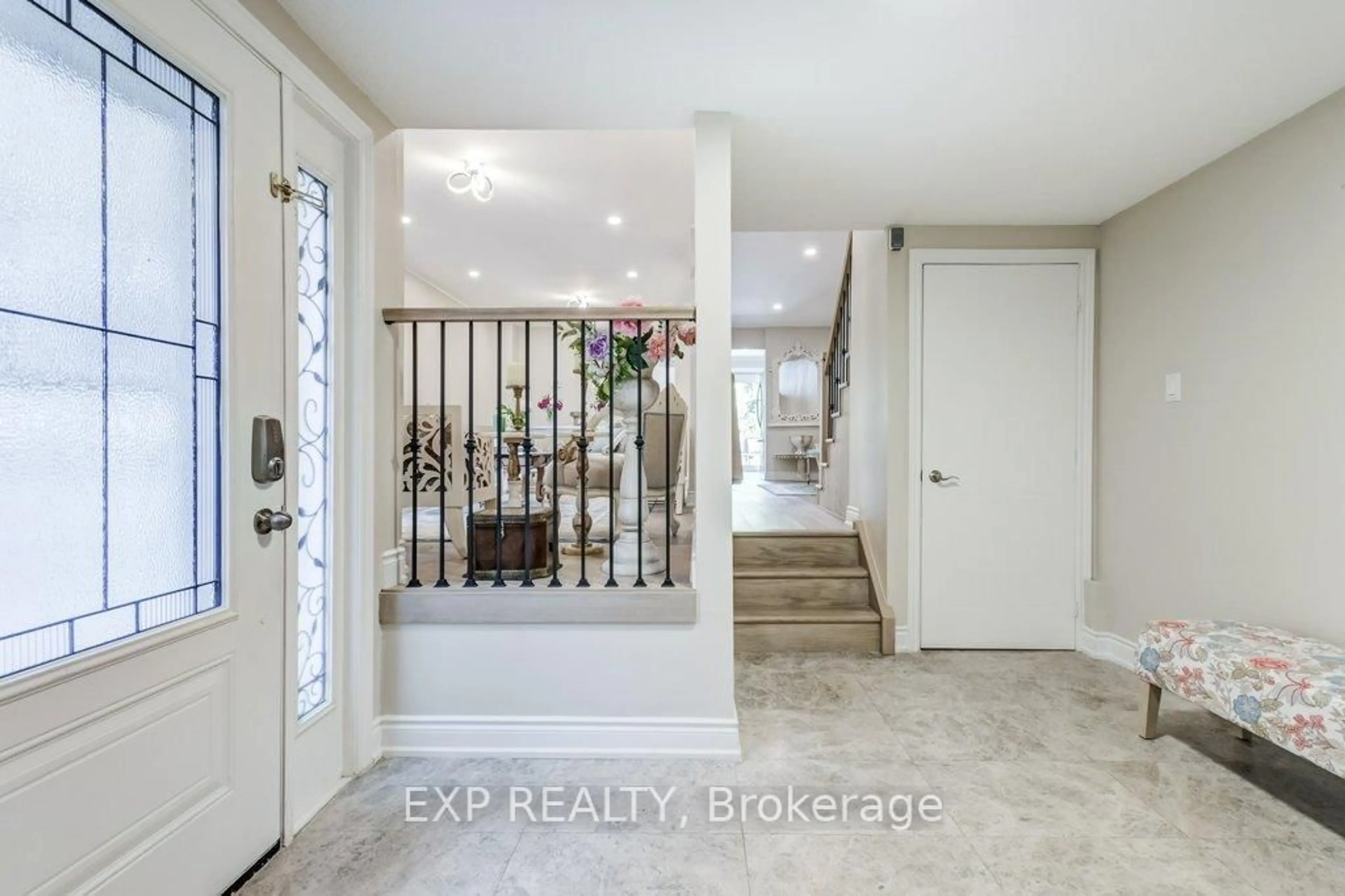 Indoor entryway for 1506 Prince John Circ, Oakville Ontario L6J 6T1