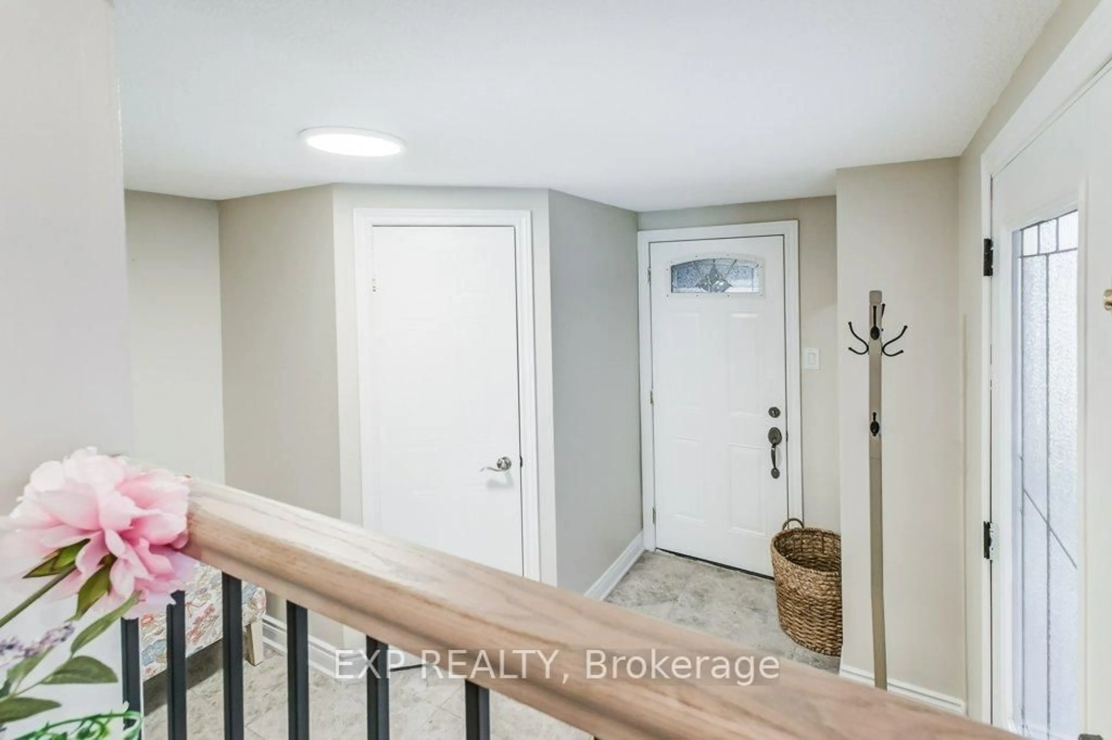 Indoor entryway for 1506 Prince John Circ, Oakville Ontario L6J 6T1