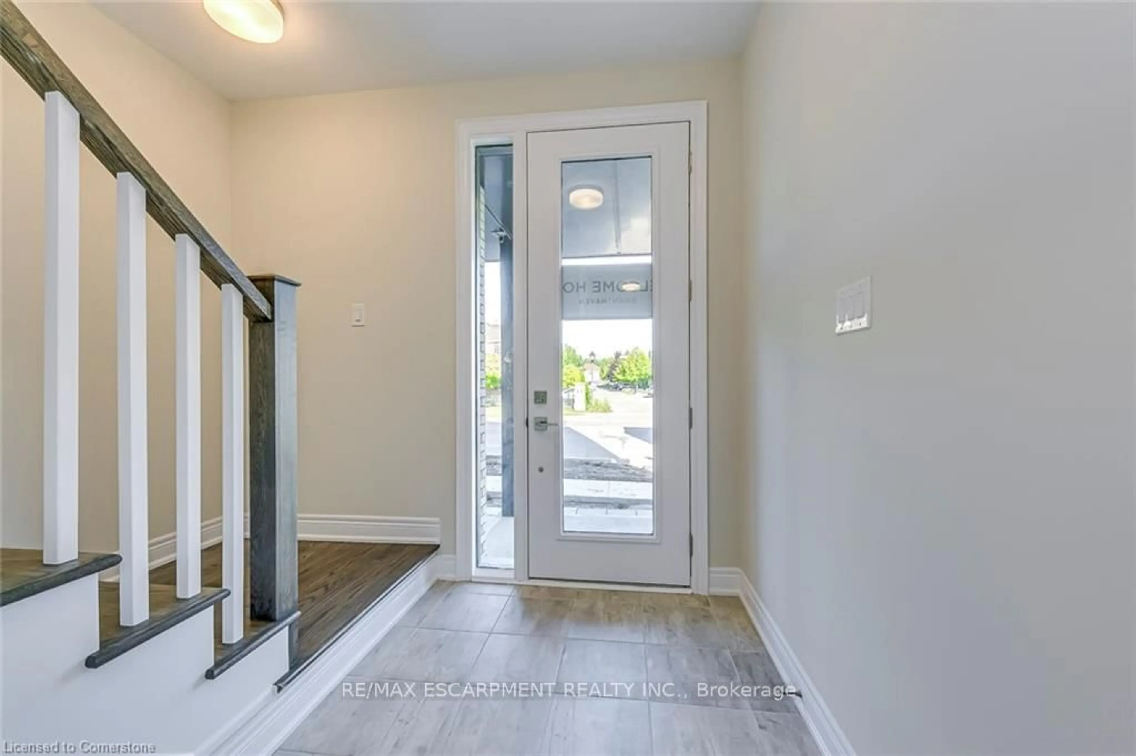 Indoor entryway for 2273 Turnberry Rd #8, Burlington Ontario L7M 2B2
