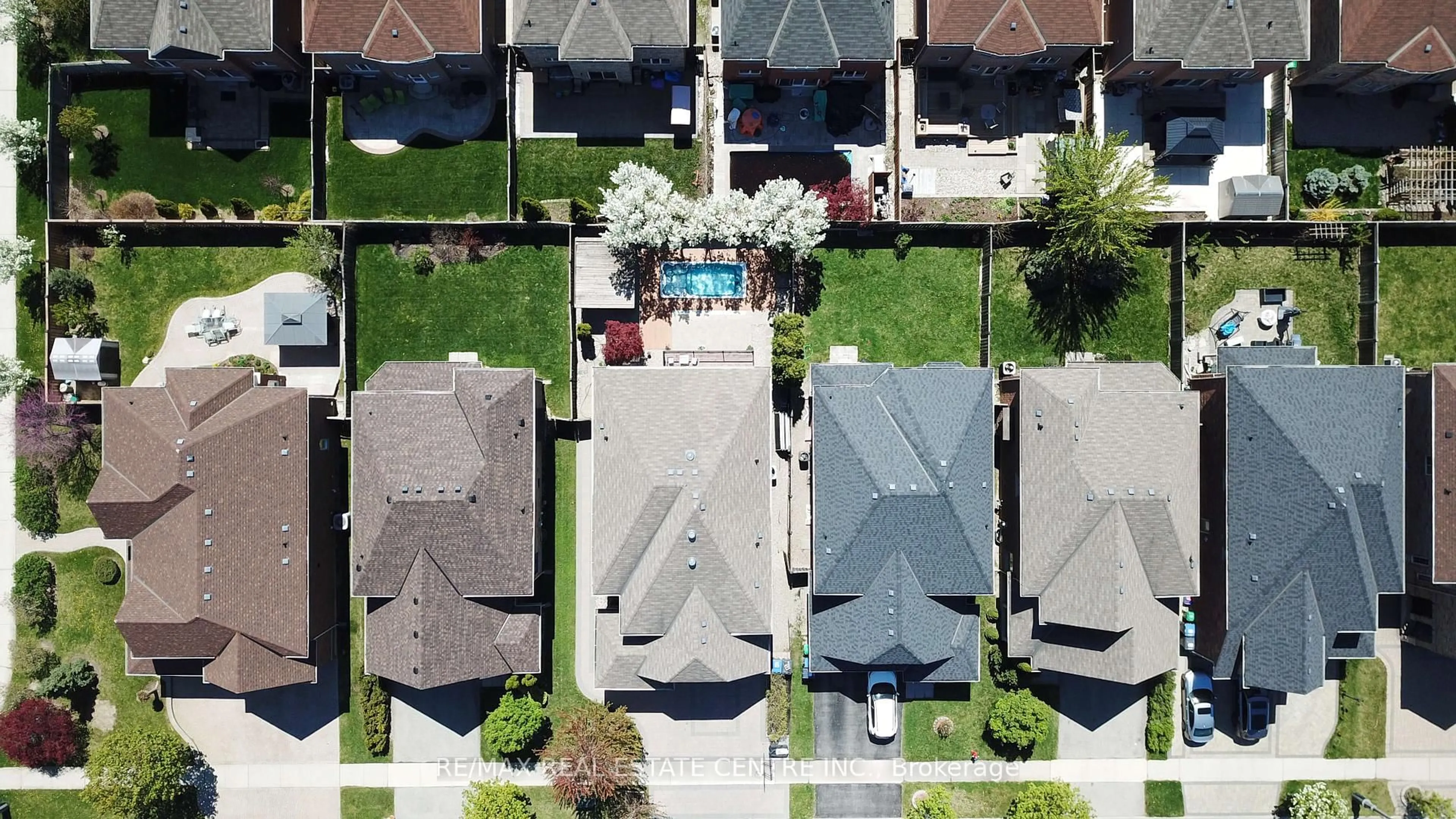 A pic from outside/outdoor area/front of a property/back of a property/a pic from drone, street for 3408 Hideaway Pl, Mississauga Ontario L5M 0A7