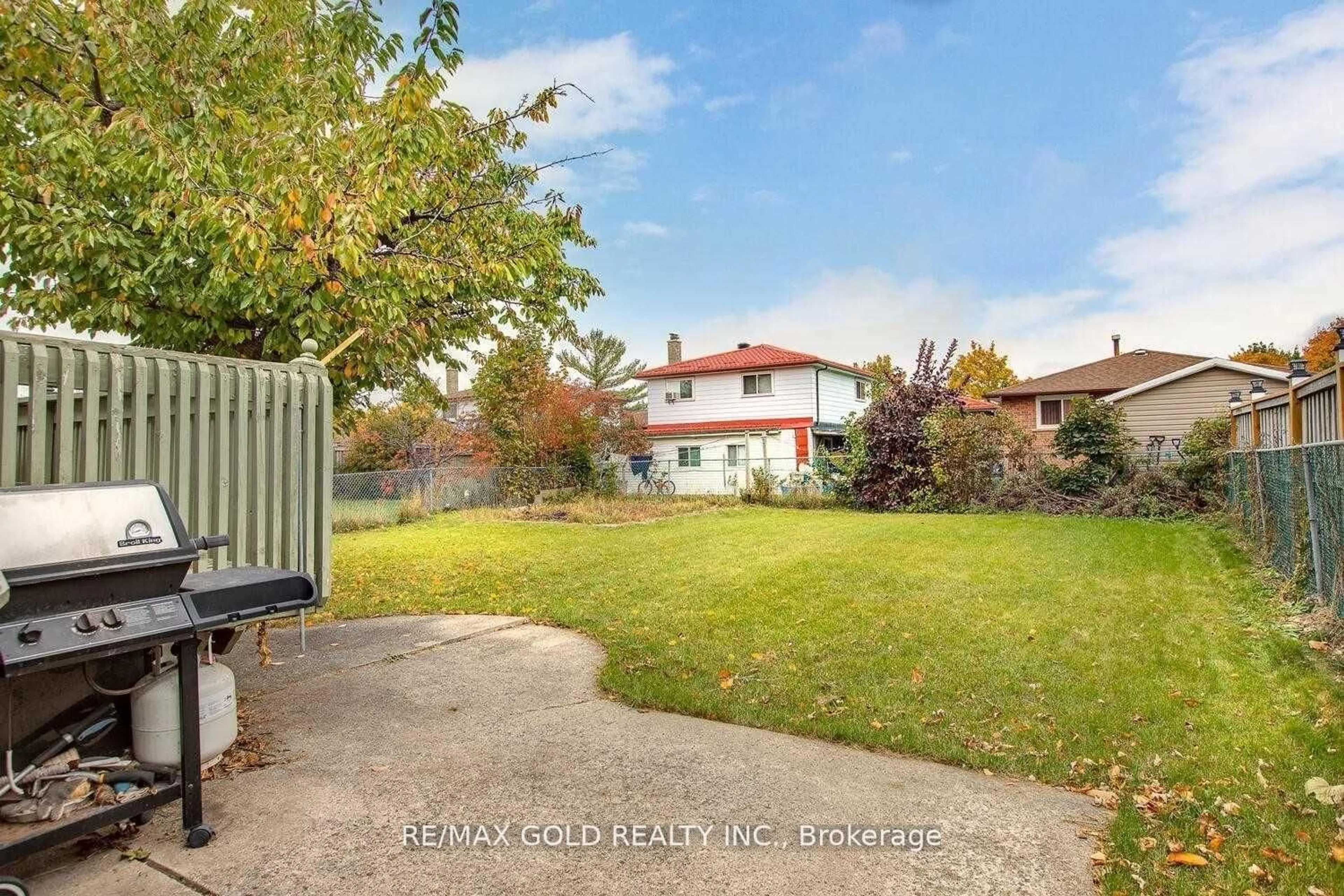 A pic from outside/outdoor area/front of a property/back of a property/a pic from drone, street for 3394 Dwiggin Ave, Mississauga Ontario L4T 3J2