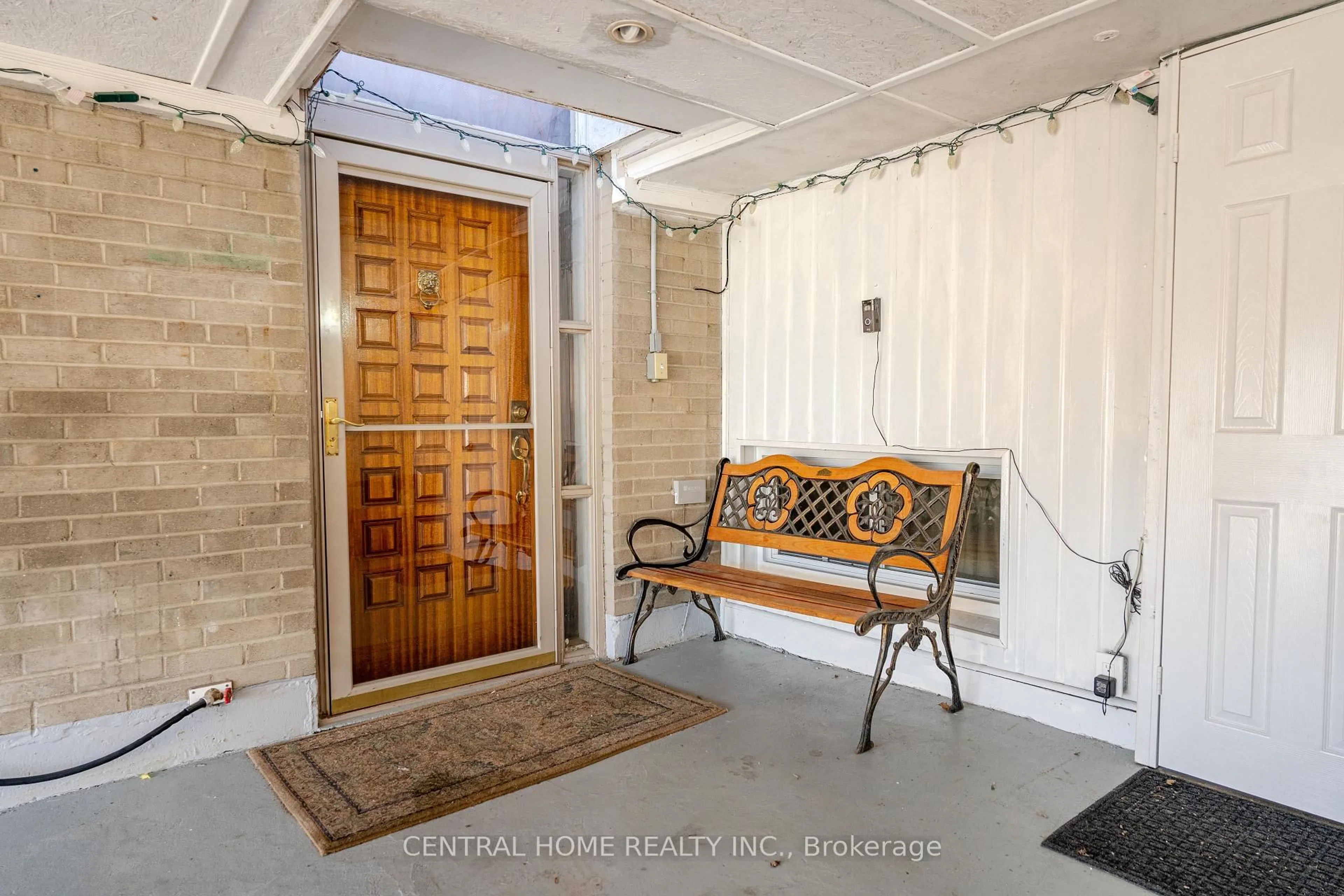 Indoor entryway for 20 Bridgenorth Cres, Toronto Ontario M9V 2M3