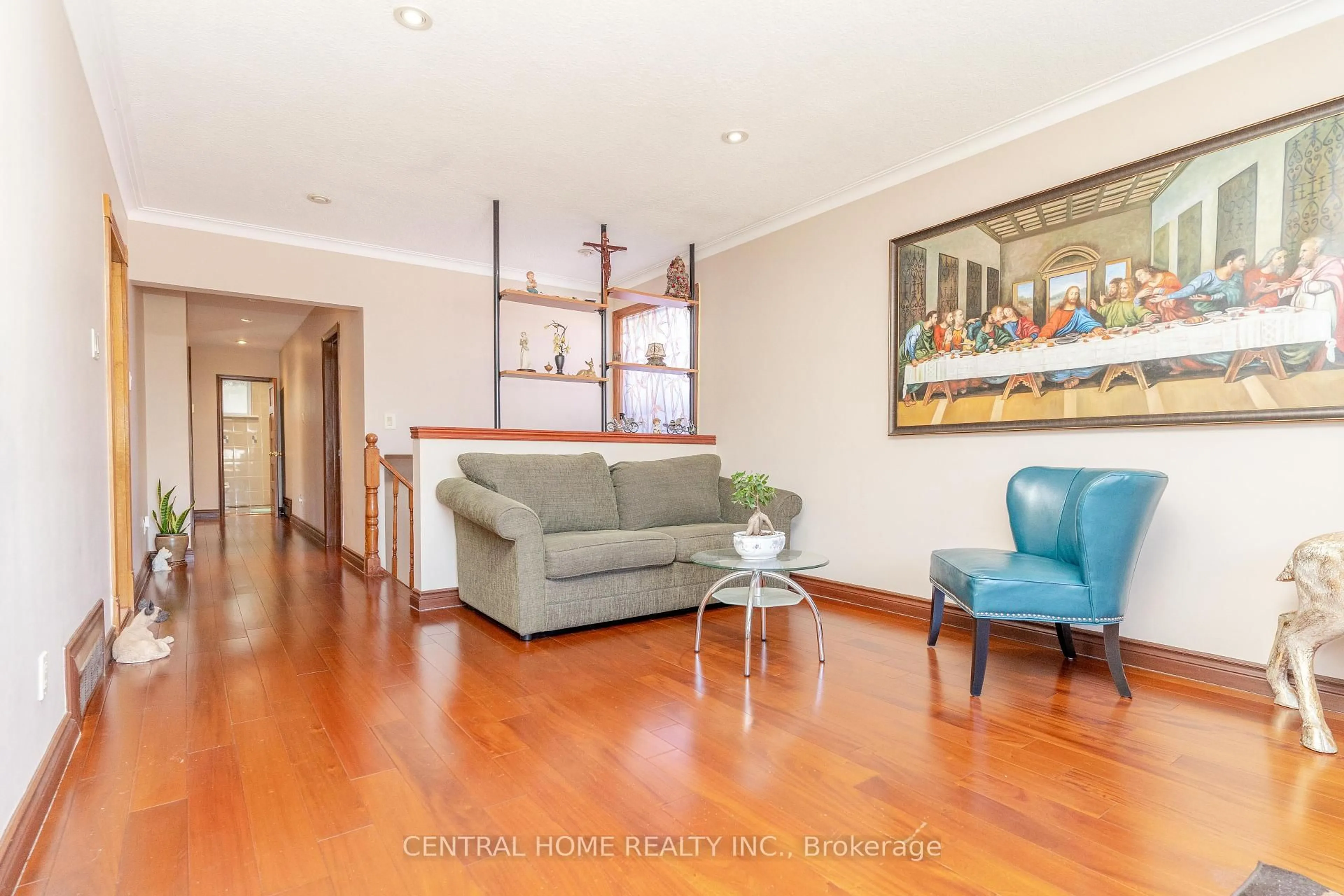 Living room with furniture, wood/laminate floor for 20 Bridgenorth Cres, Toronto Ontario M9V 2M3