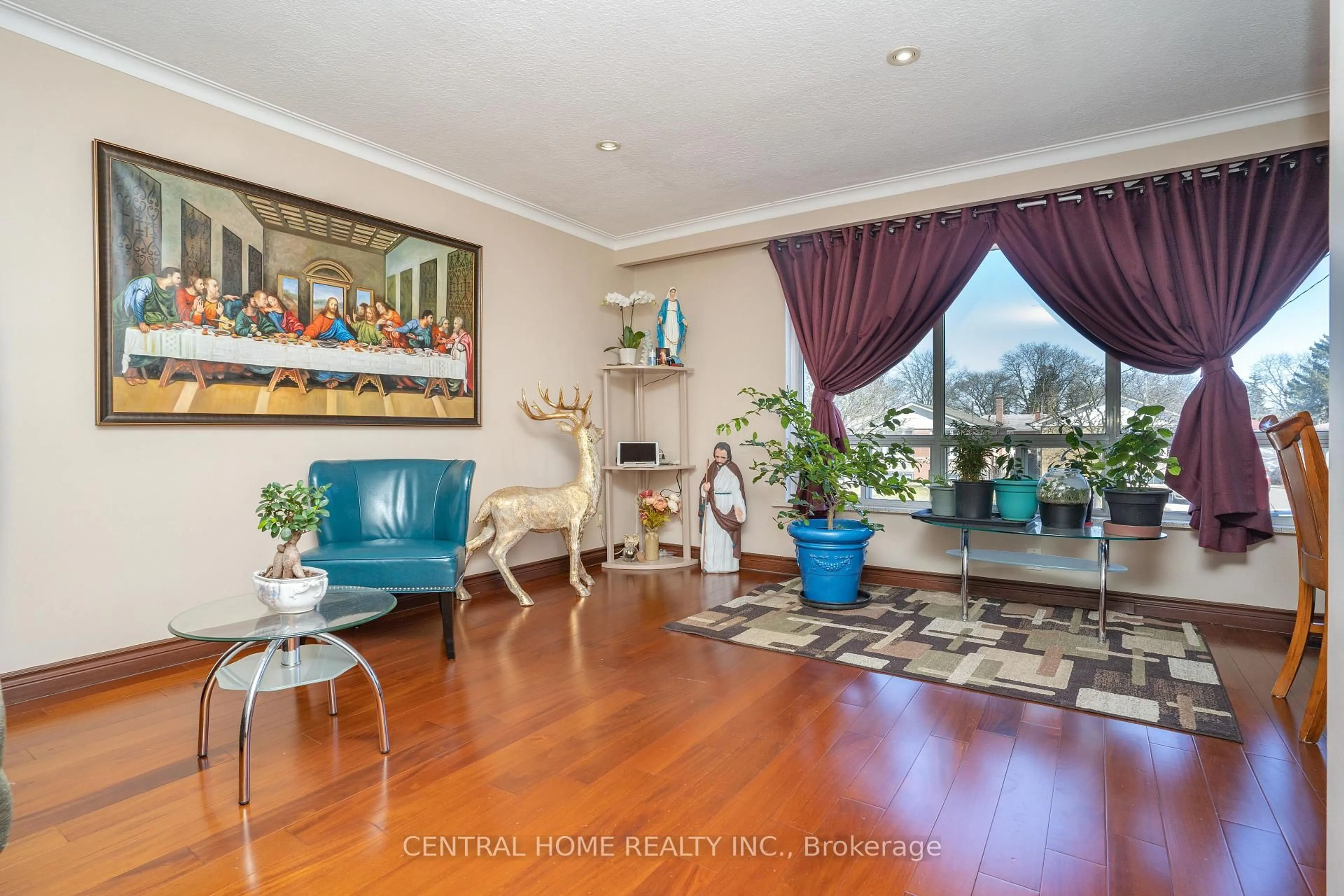 Living room with furniture, unknown for 20 Bridgenorth Cres, Toronto Ontario M9V 2M3