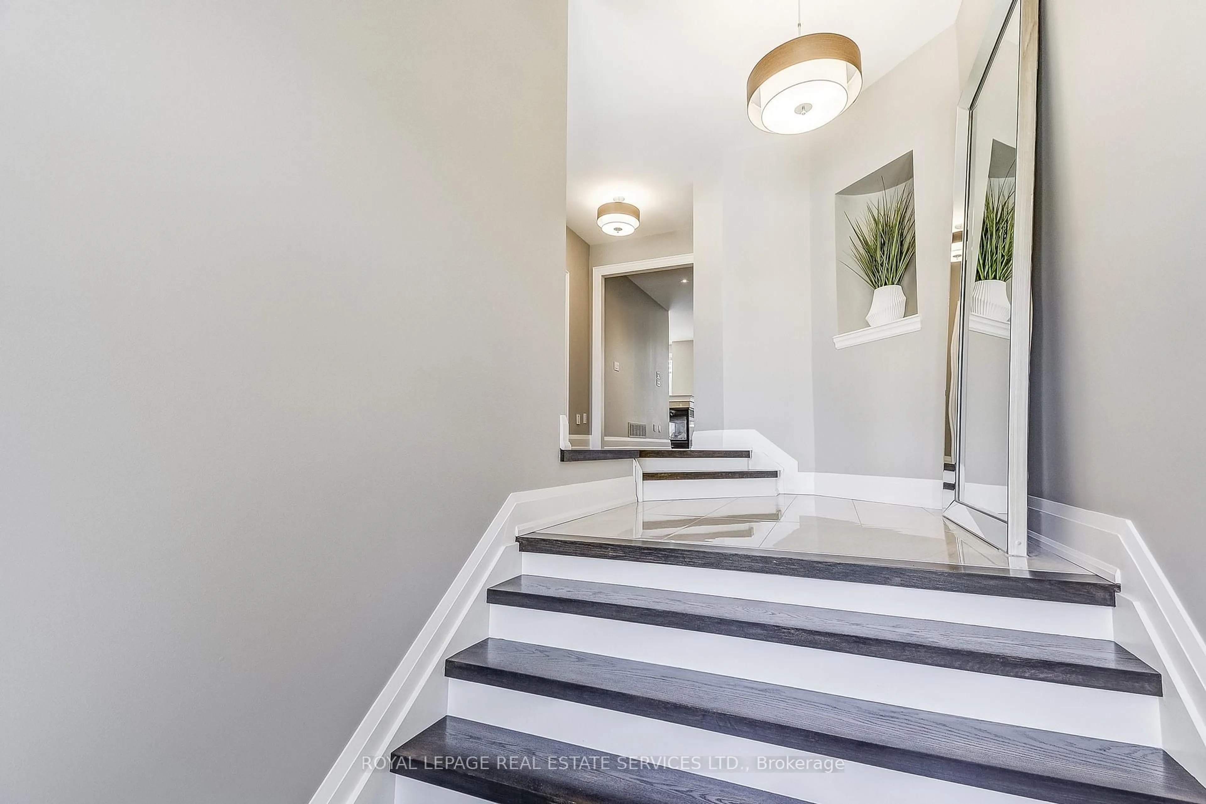 Indoor foyer for 2400 NEYAGAWA Blvd #11, Oakville Ontario L6H 7P5