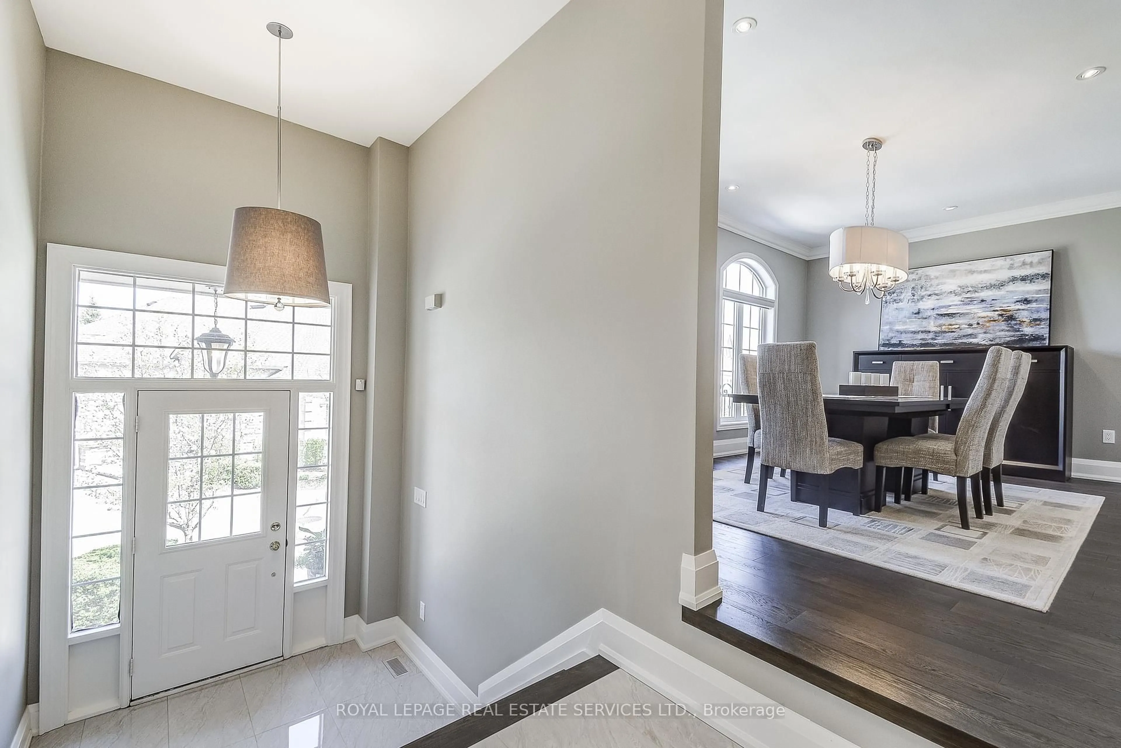 Indoor entryway for 2400 NEYAGAWA Blvd #11, Oakville Ontario L6H 7P5