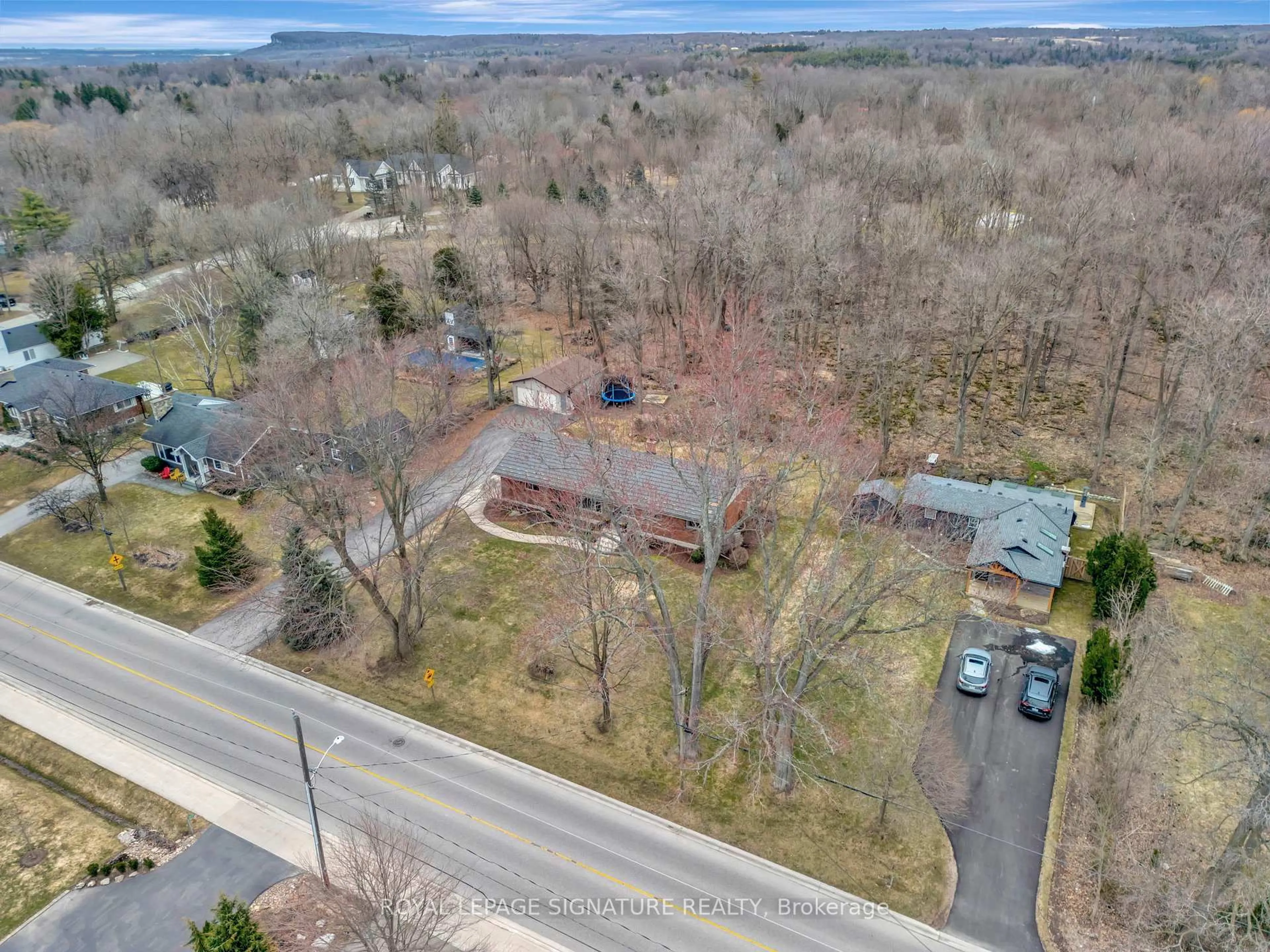 A pic from outside/outdoor area/front of a property/back of a property/a pic from drone, street for 2044 Kilbride St, Burlington Ontario L7P 0H9