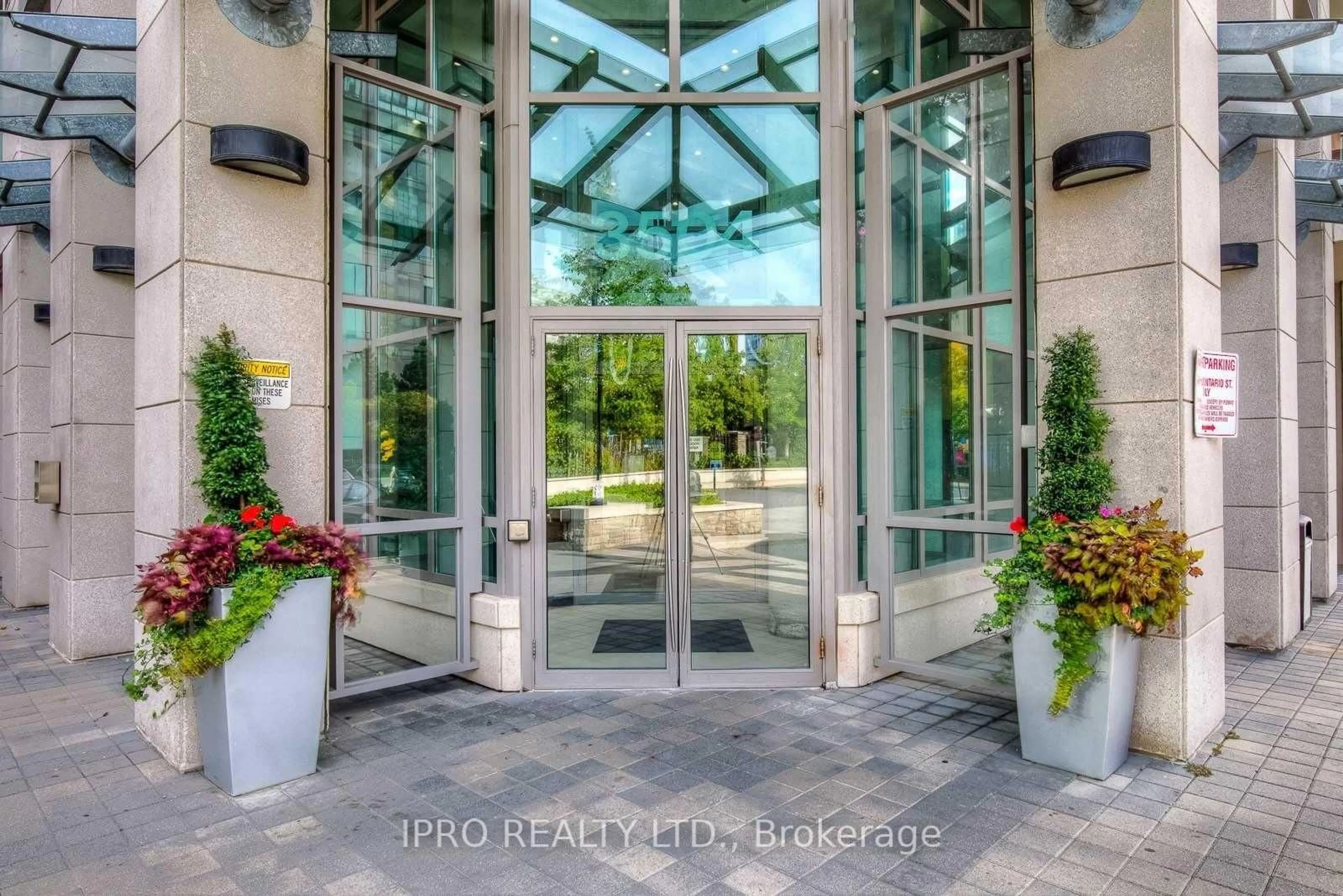 Indoor foyer for 3504 Hurontario St #2310, Mississauga Ontario L5B 0B9