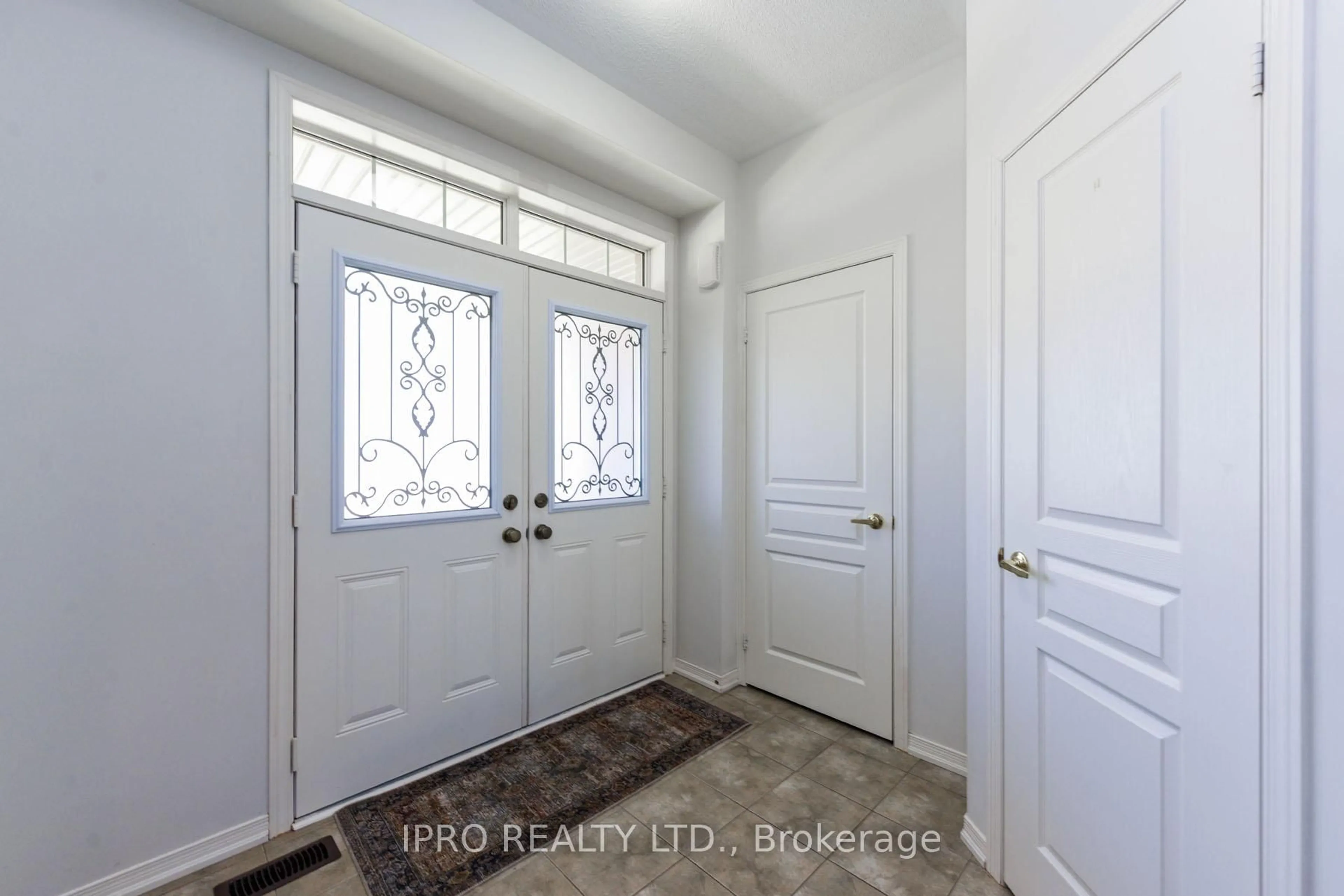 Indoor entryway for 16 Sixteen Mile Dr, Oakville Ontario L6M 0S9