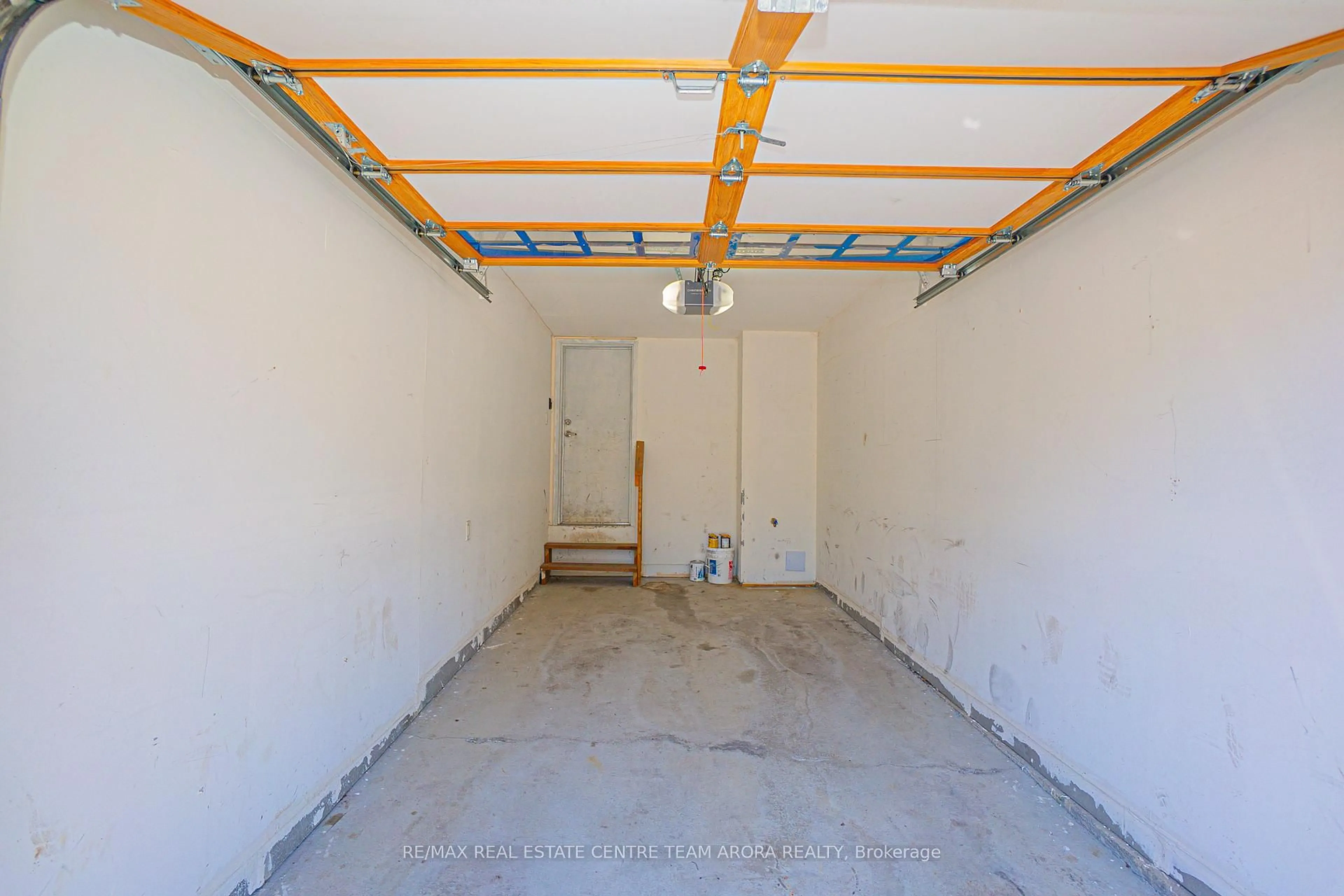 Indoor garage for 200 Veterans Dr #20, Brampton Ontario L7A 4S6