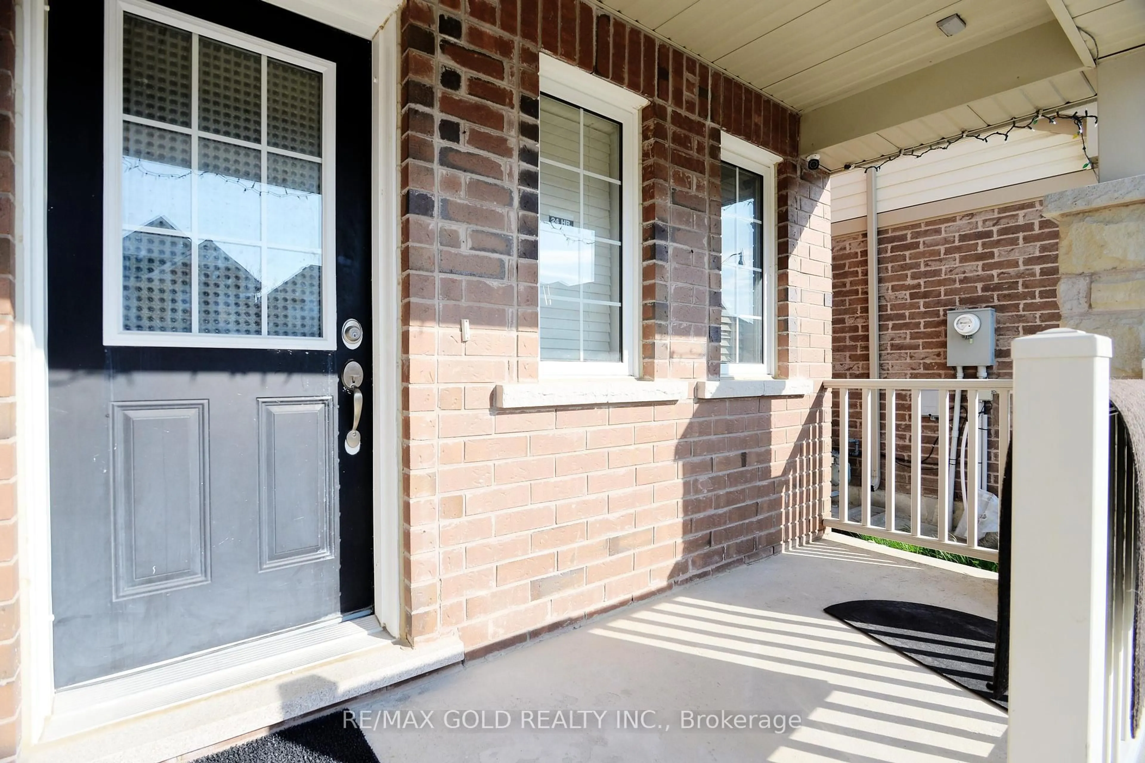 Indoor entryway for 15 Mercedes Rd, Brampton Ontario L7A 0Z3