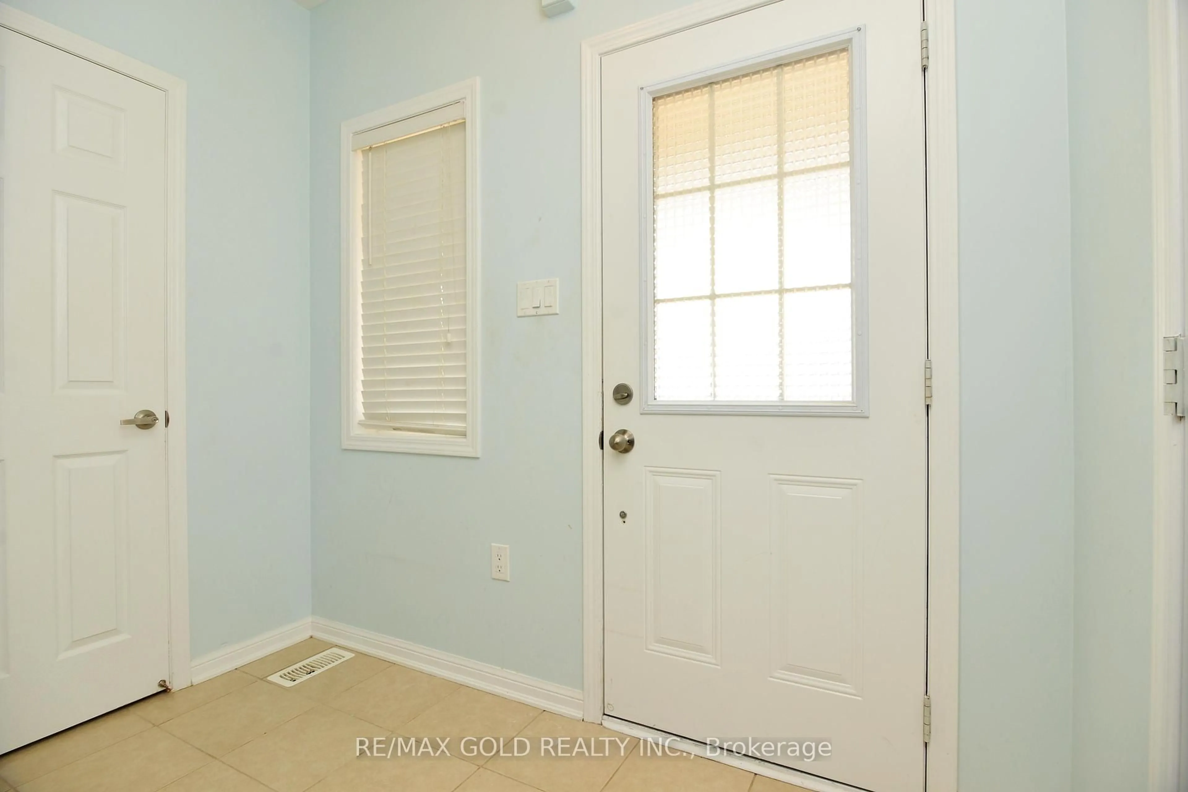 Indoor entryway for 15 Mercedes Rd, Brampton Ontario L7A 0Z3