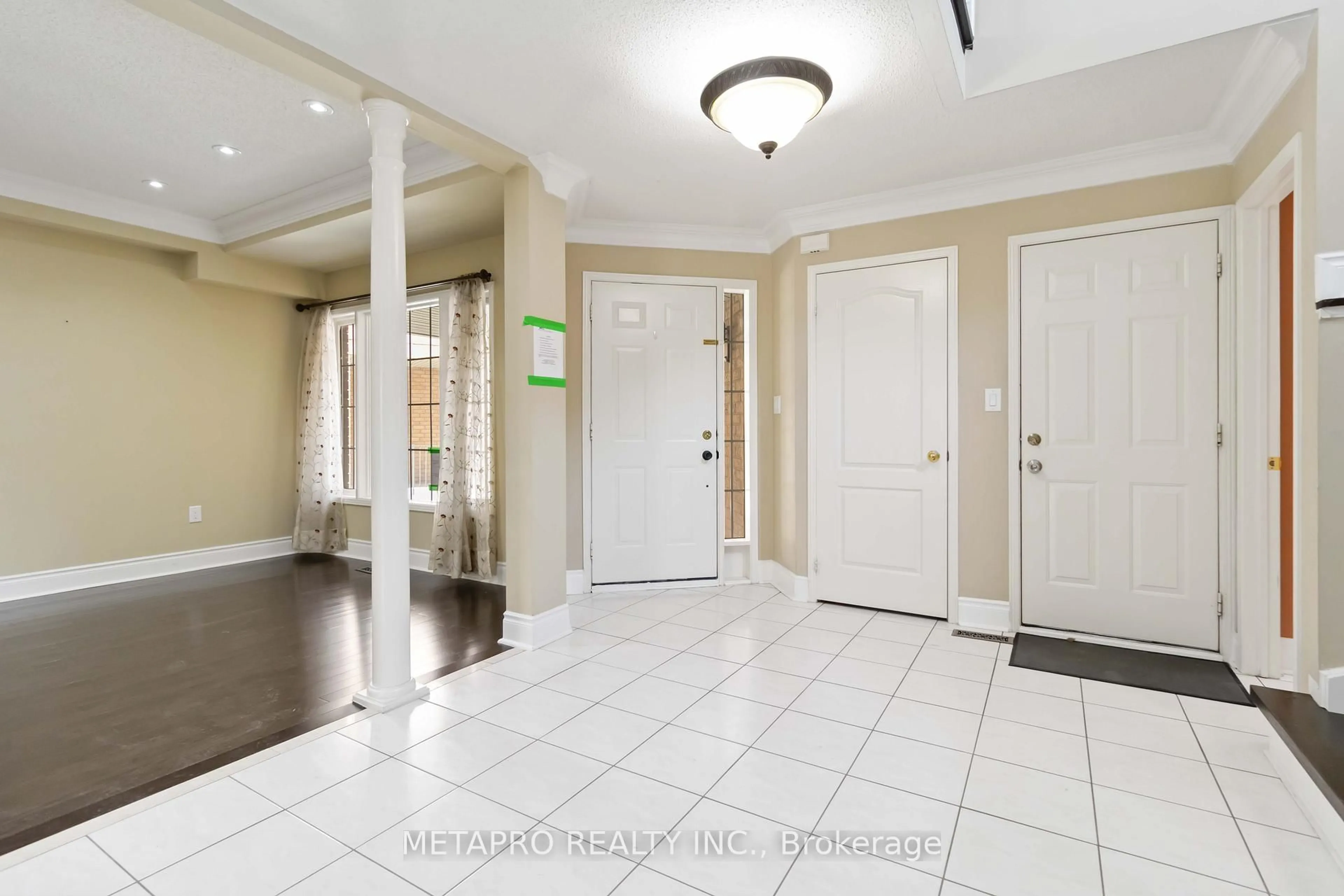 Indoor entryway for 77 Seclusion Cres, Brampton Ontario L6R 1L1