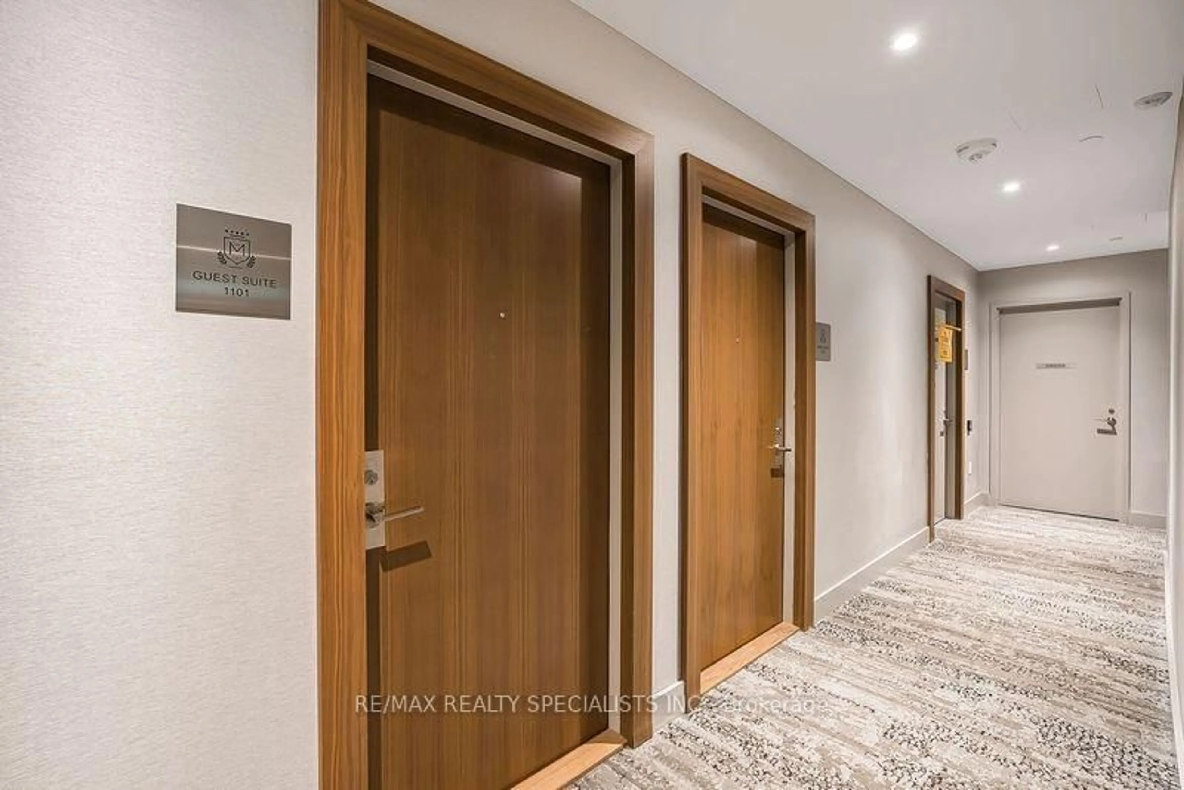Indoor foyer for 1926 Lakeshore Blvd #3711, Toronto Ontario M6S 1A1