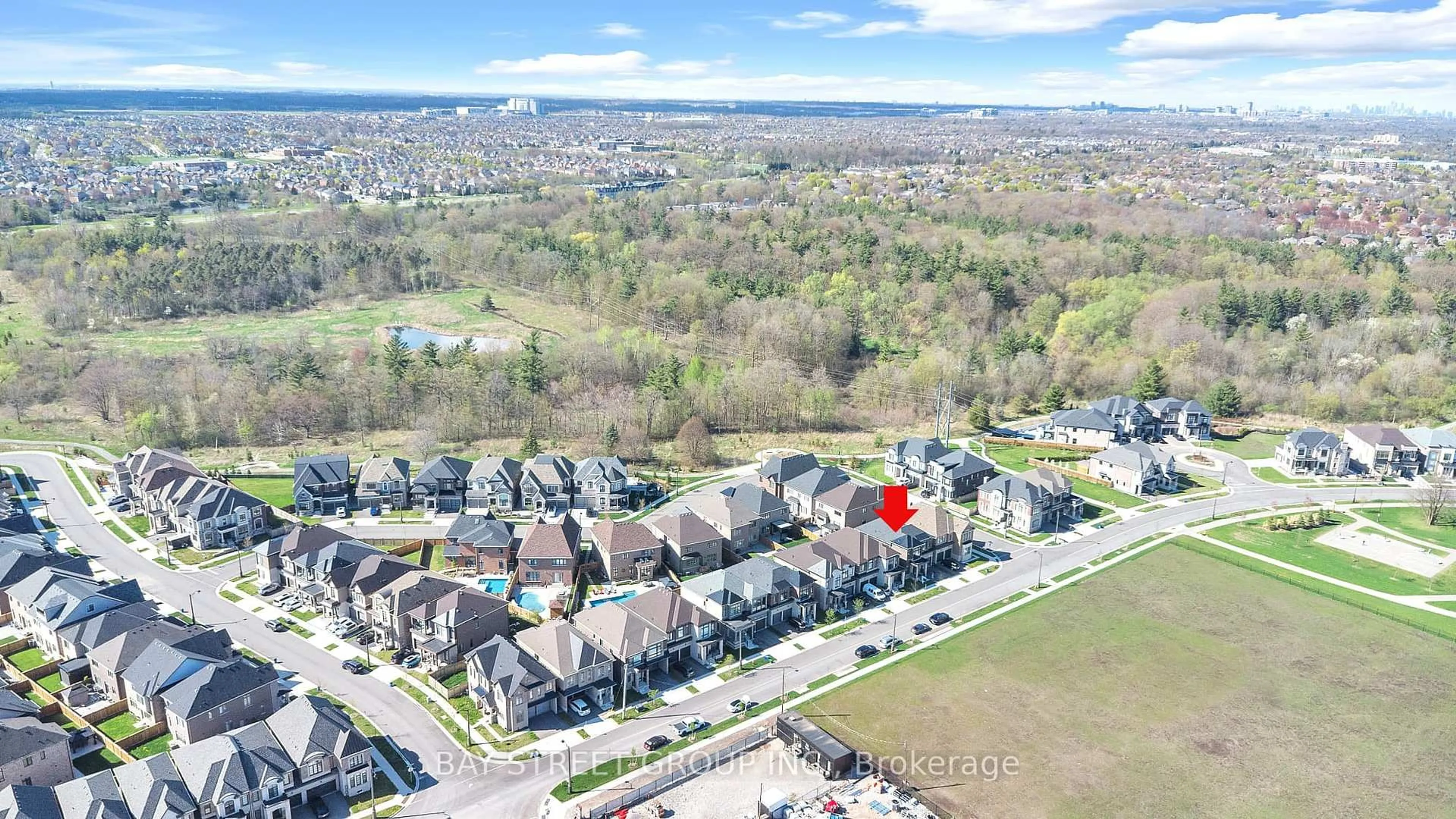 A pic from outside/outdoor area/front of a property/back of a property/a pic from drone, unknown for 2411 Saw Whet Blvd, Oakville Ontario L6M 5L5