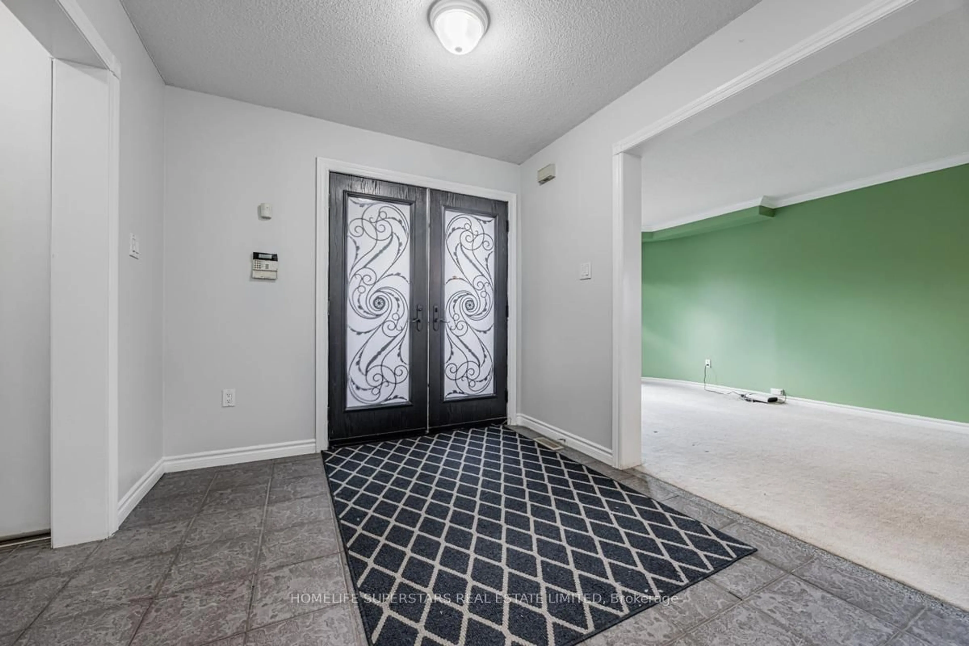 Indoor entryway for 108 Castlehill Rd, Brampton Ontario L6X 4C4