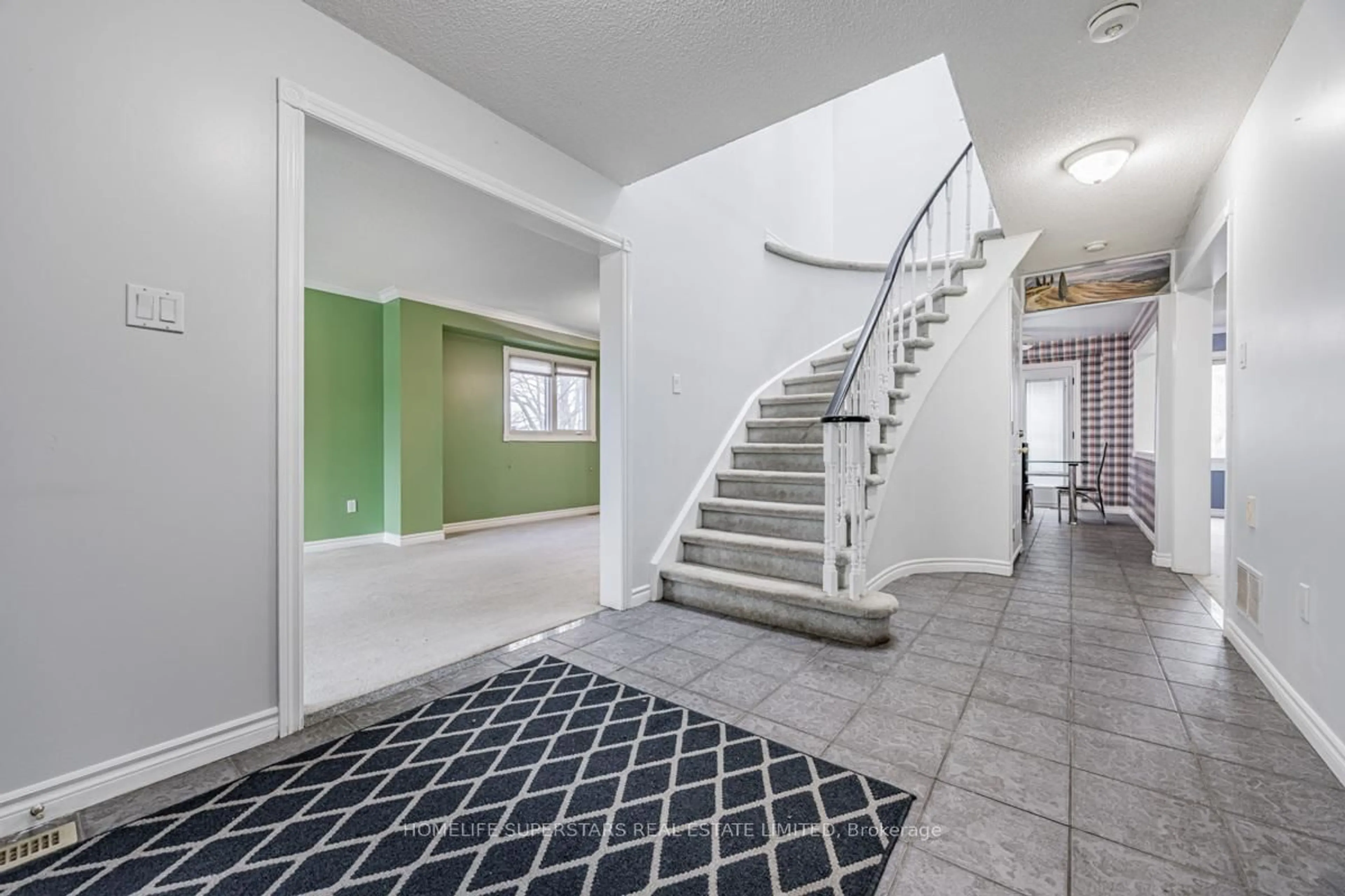 Indoor foyer for 108 Castlehill Rd, Brampton Ontario L6X 4C4