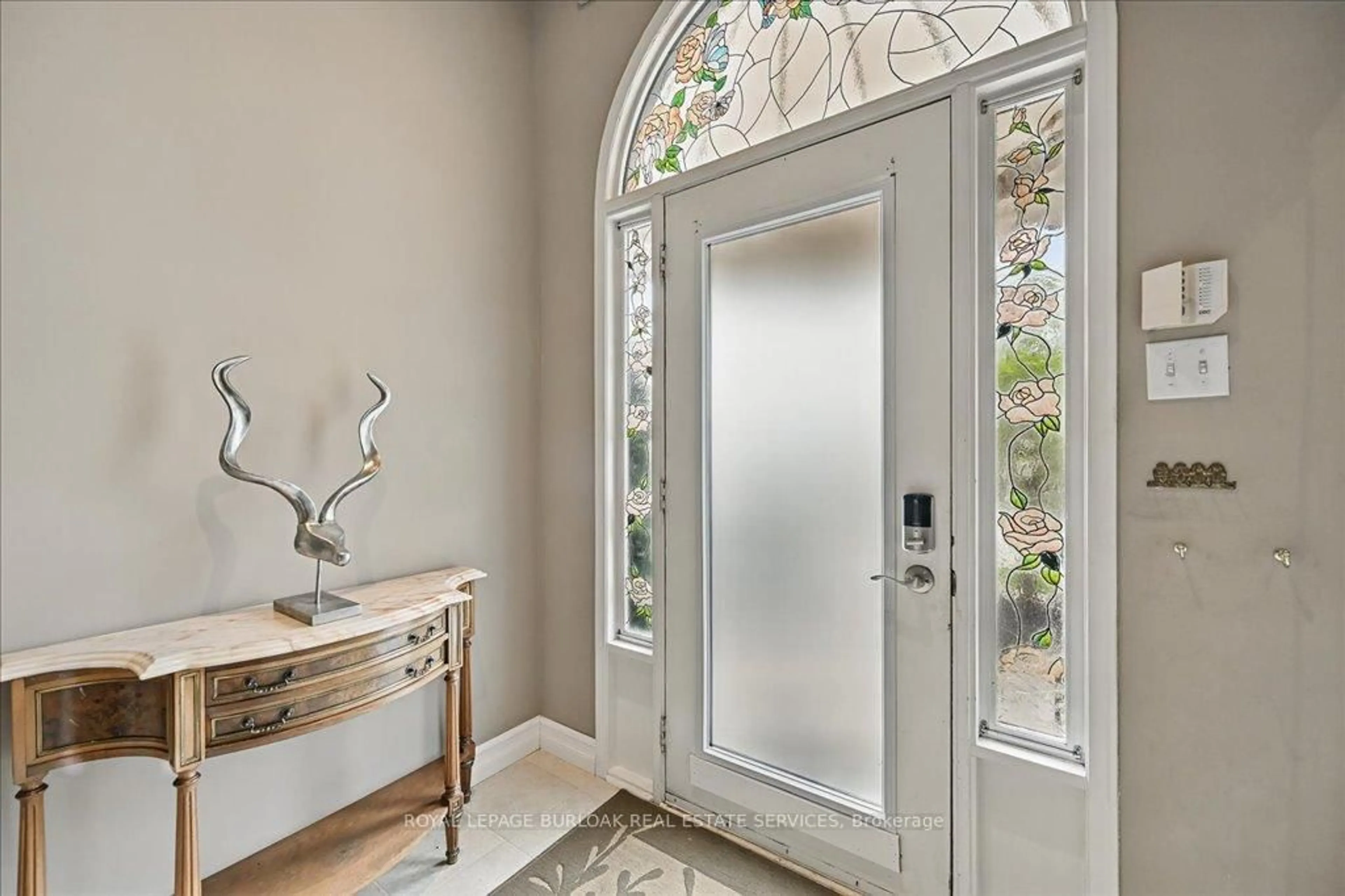 Indoor entryway for 1507 Litchfield Rd, Oakville Ontario L6H 5P4
