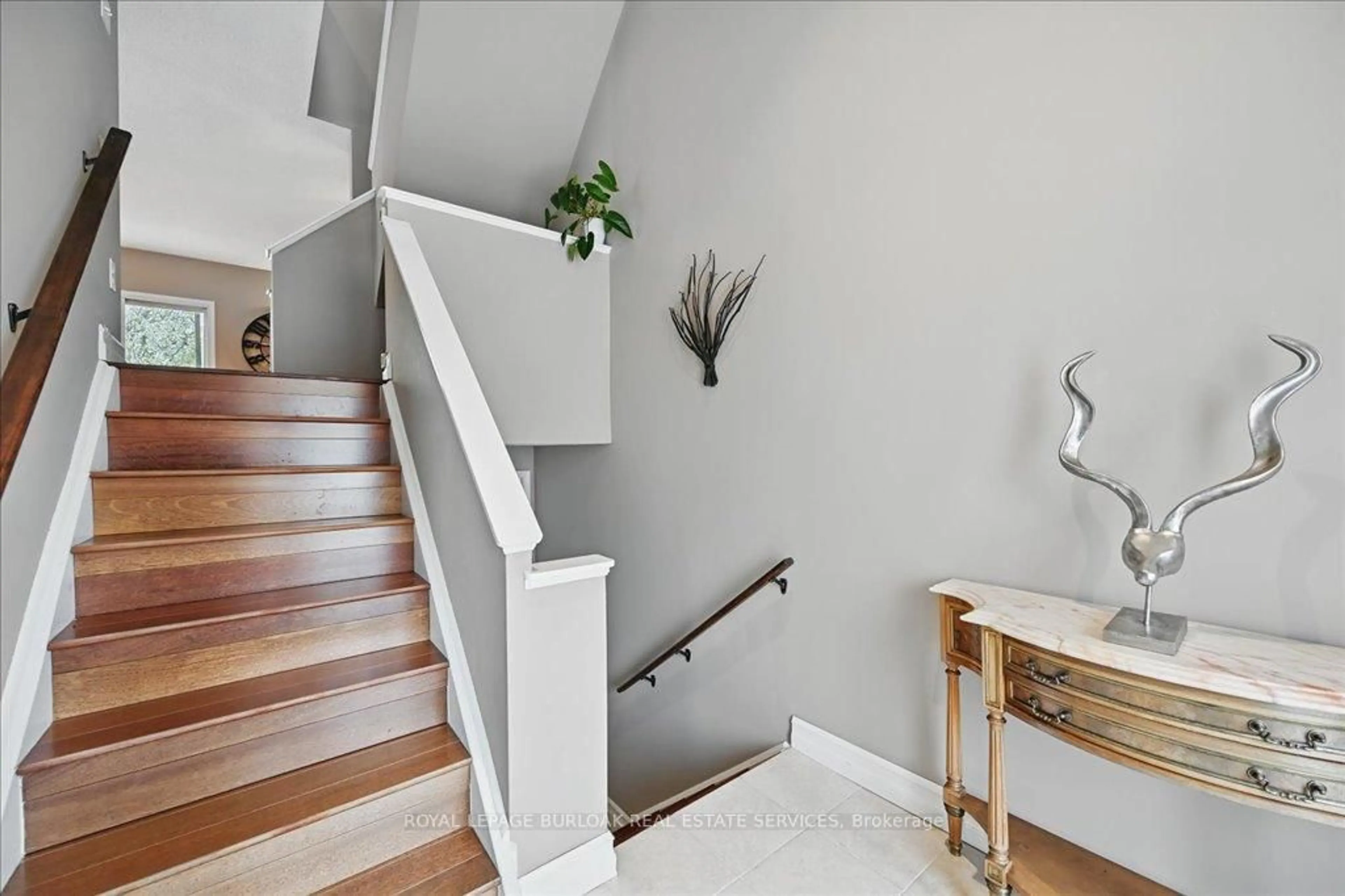 Stairs for 1507 Litchfield Rd, Oakville Ontario L6H 5P4
