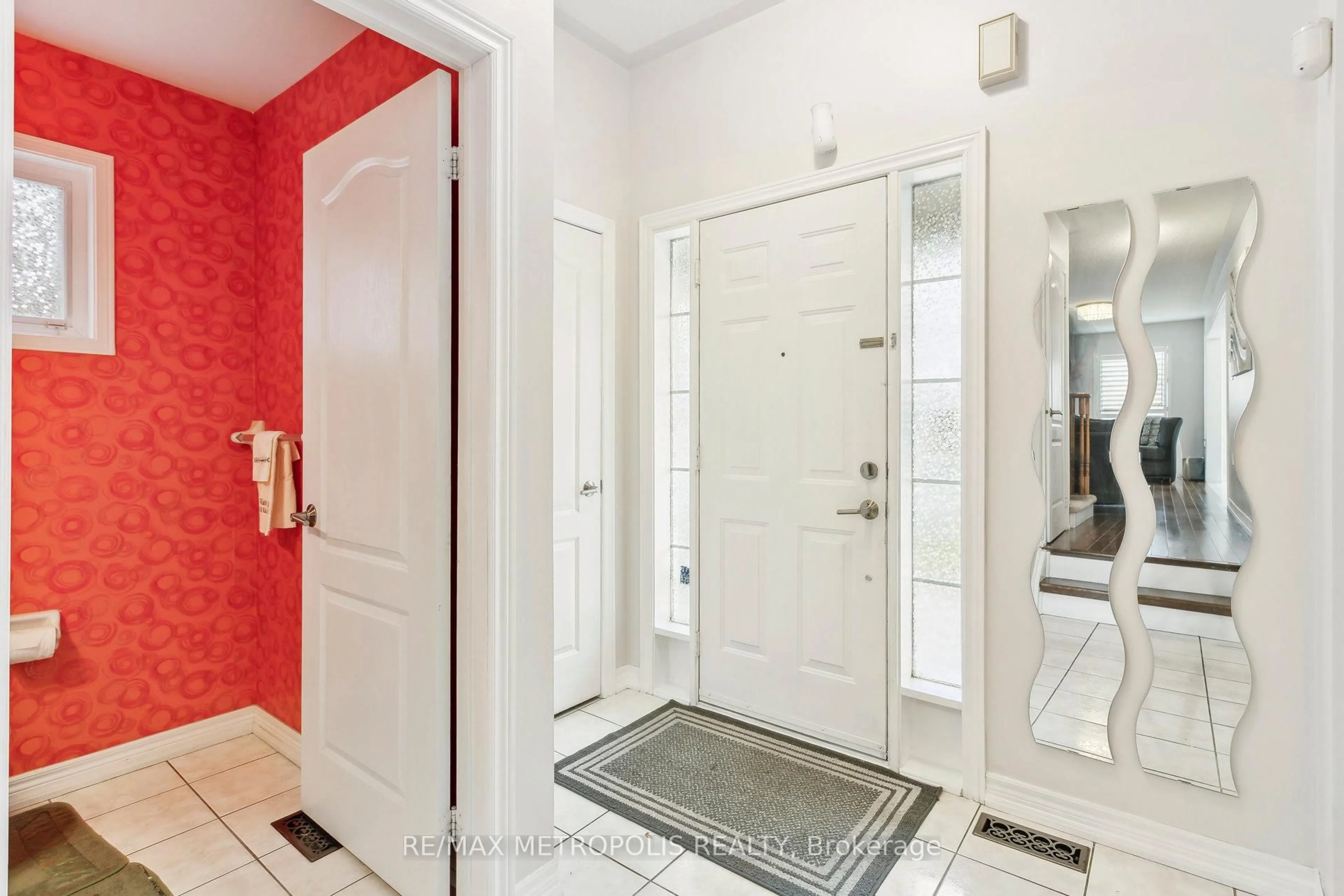 Indoor entryway for 29 Mistdale Cres, Brampton Ontario L7A 1S2