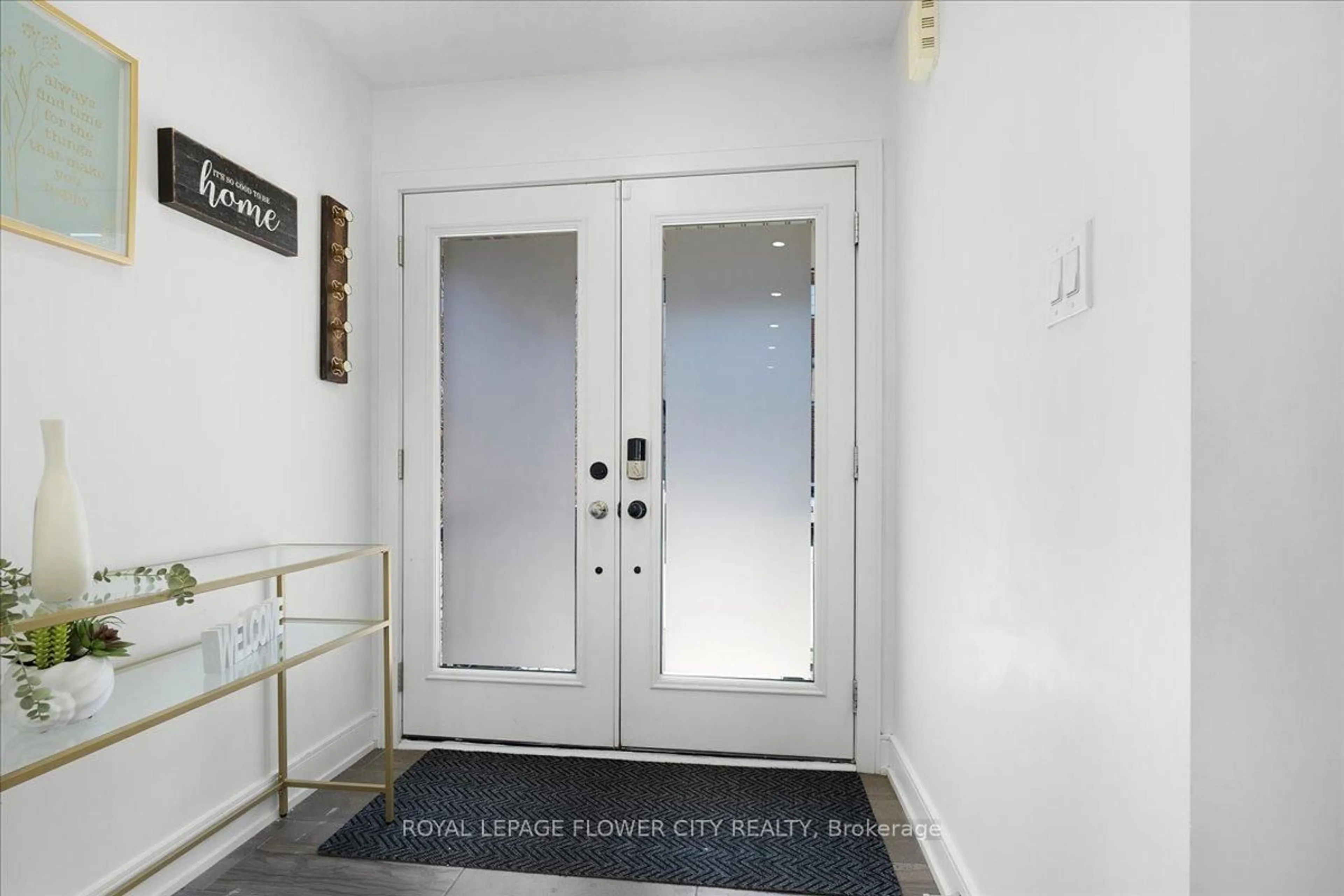 Indoor entryway for 8 kersey Lane, Halton Hills Ontario L7G 0K1