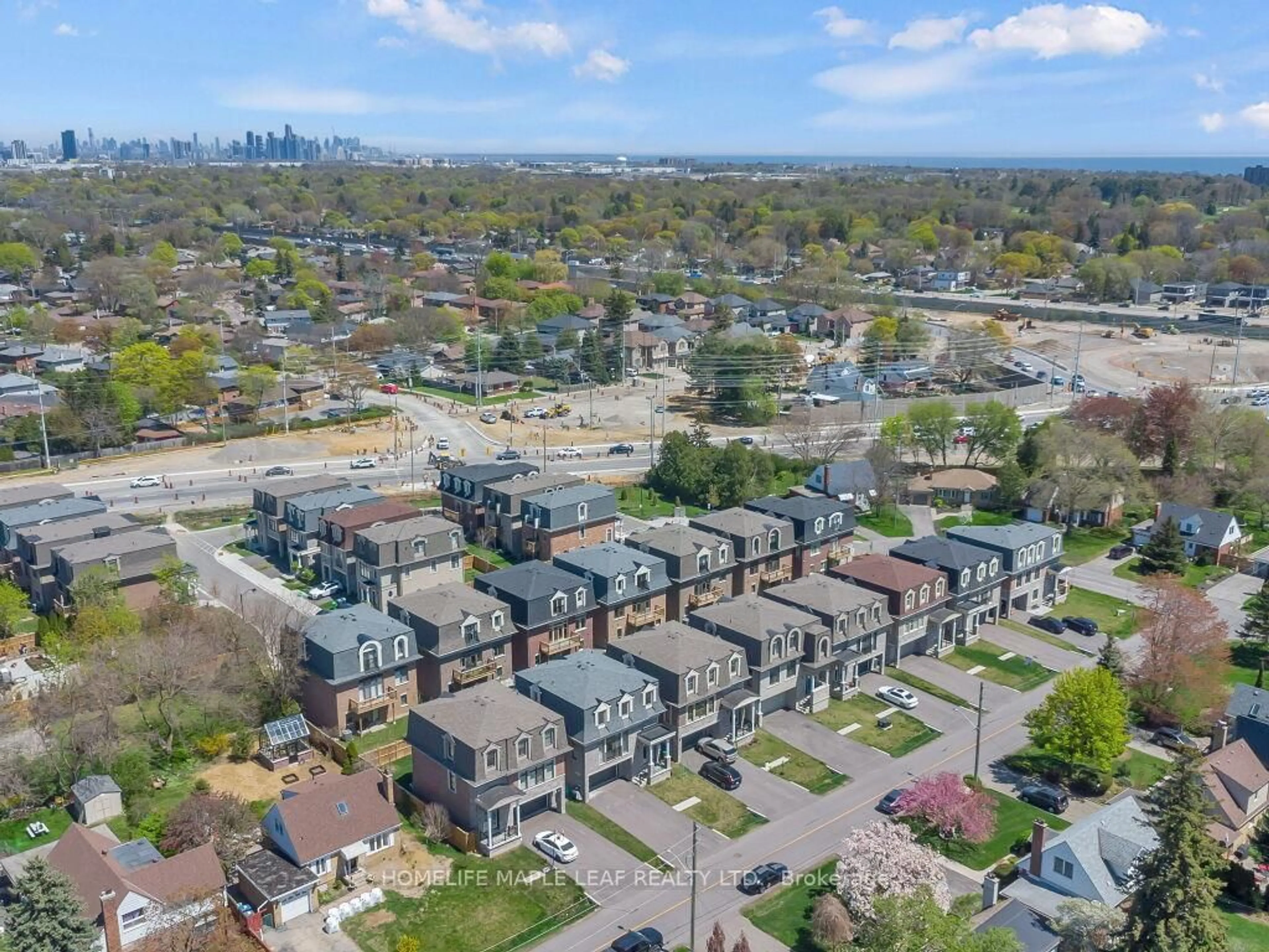 A pic from outside/outdoor area/front of a property/back of a property/a pic from drone, street for 2115 Primate Rd, Mississauga Ontario L4Y 1V5