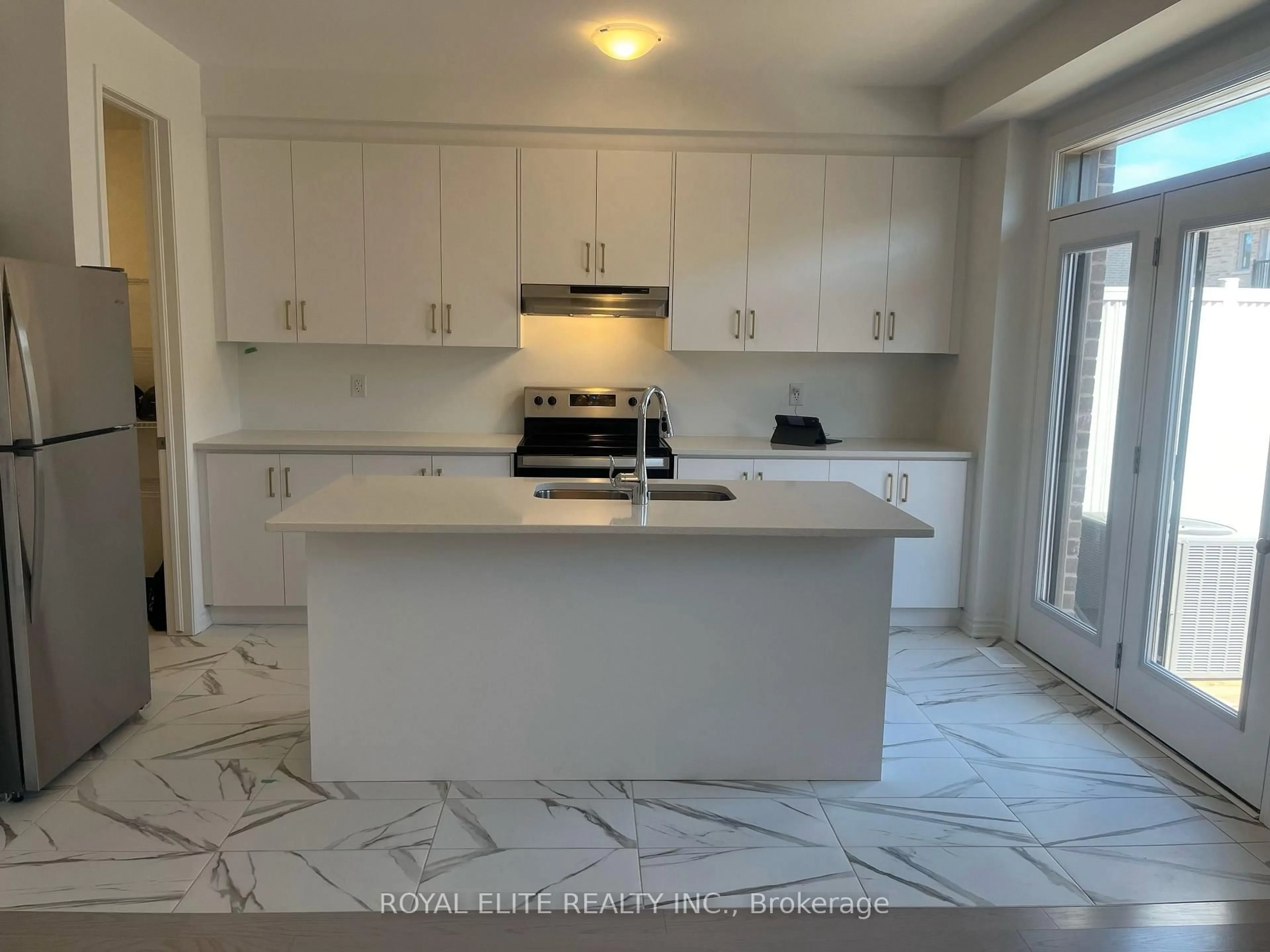 Open concept kitchen, ceramic/tile floor for 1374 William Halton Pkwy, Oakville Ontario L6M 5P2