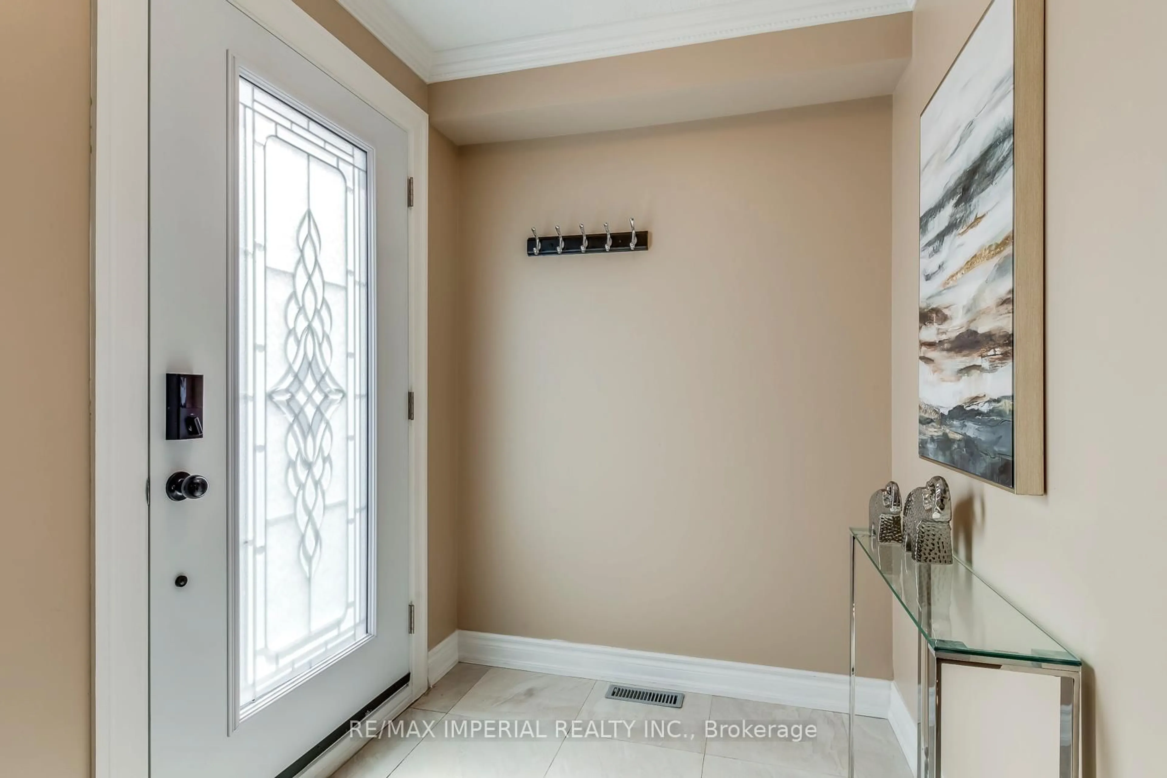 Indoor entryway for 2454 Willowburne Dr, Mississauga Ontario L5M 5G1