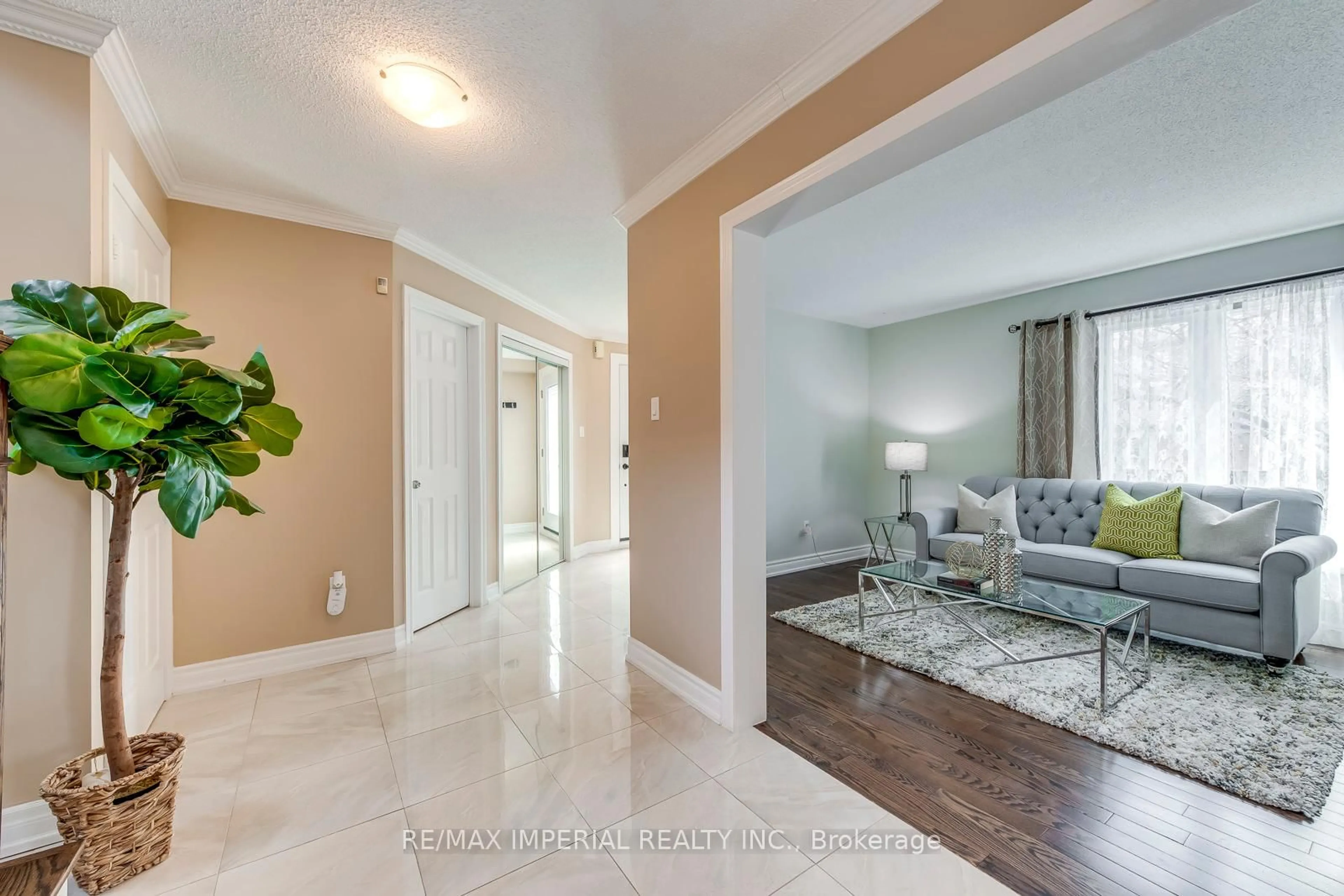 Indoor entryway for 2454 Willowburne Dr, Mississauga Ontario L5M 5G1