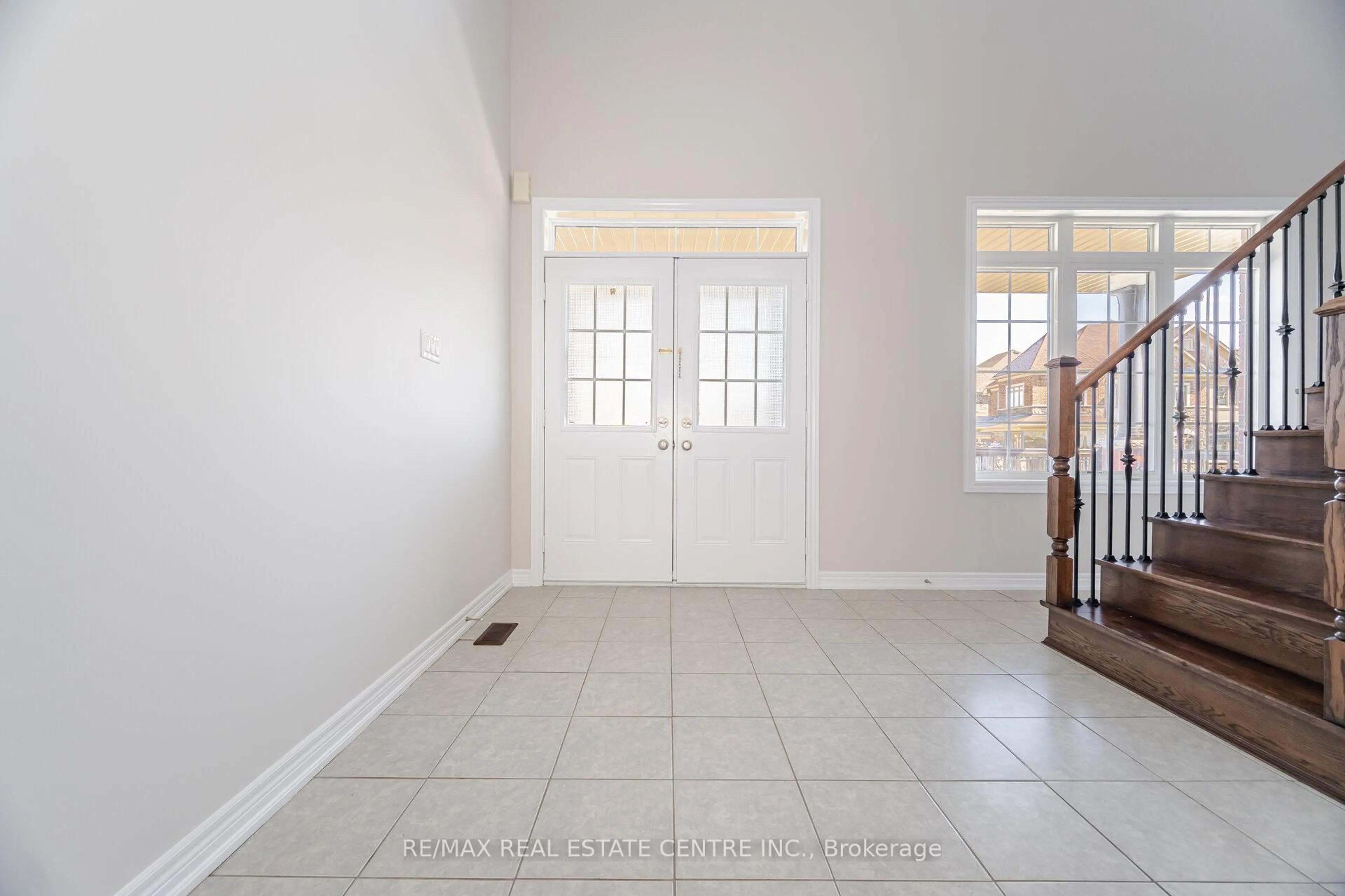 Indoor entryway for 18 Eltesoro St, Brampton Ontario L6P 4J5