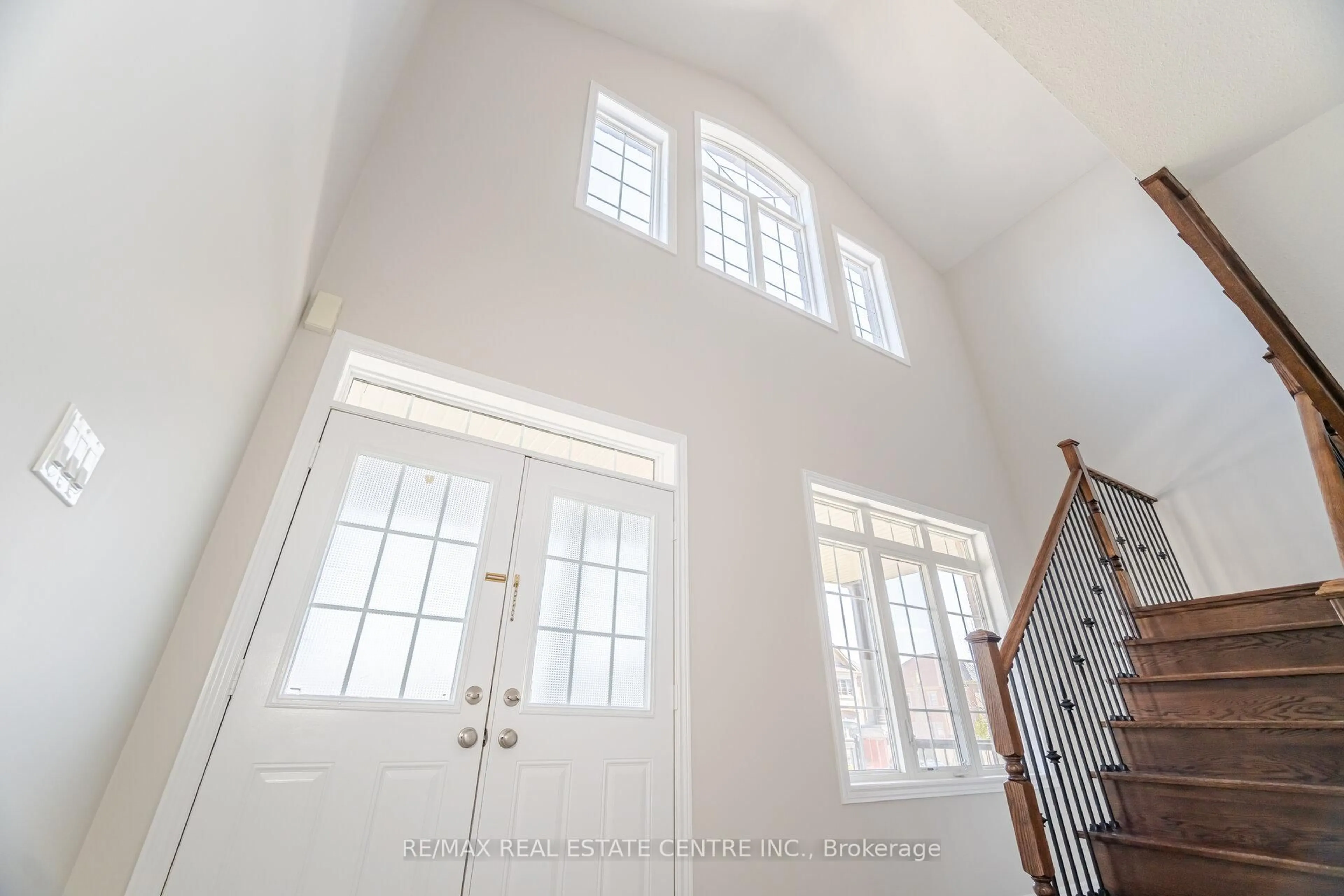 Indoor entryway for 18 Eltesoro St, Brampton Ontario L6P 4J5