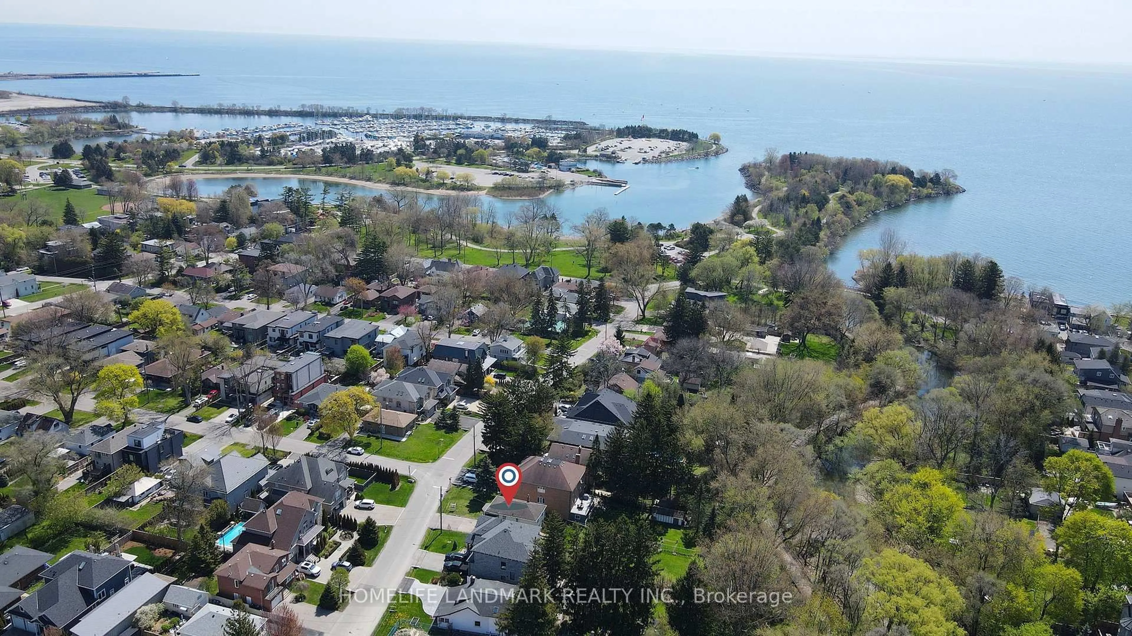 A pic from outside/outdoor area/front of a property/back of a property/a pic from drone, water/lake/river/ocean view for 928 Hampton Cres, Mississauga Ontario L5G 4G3